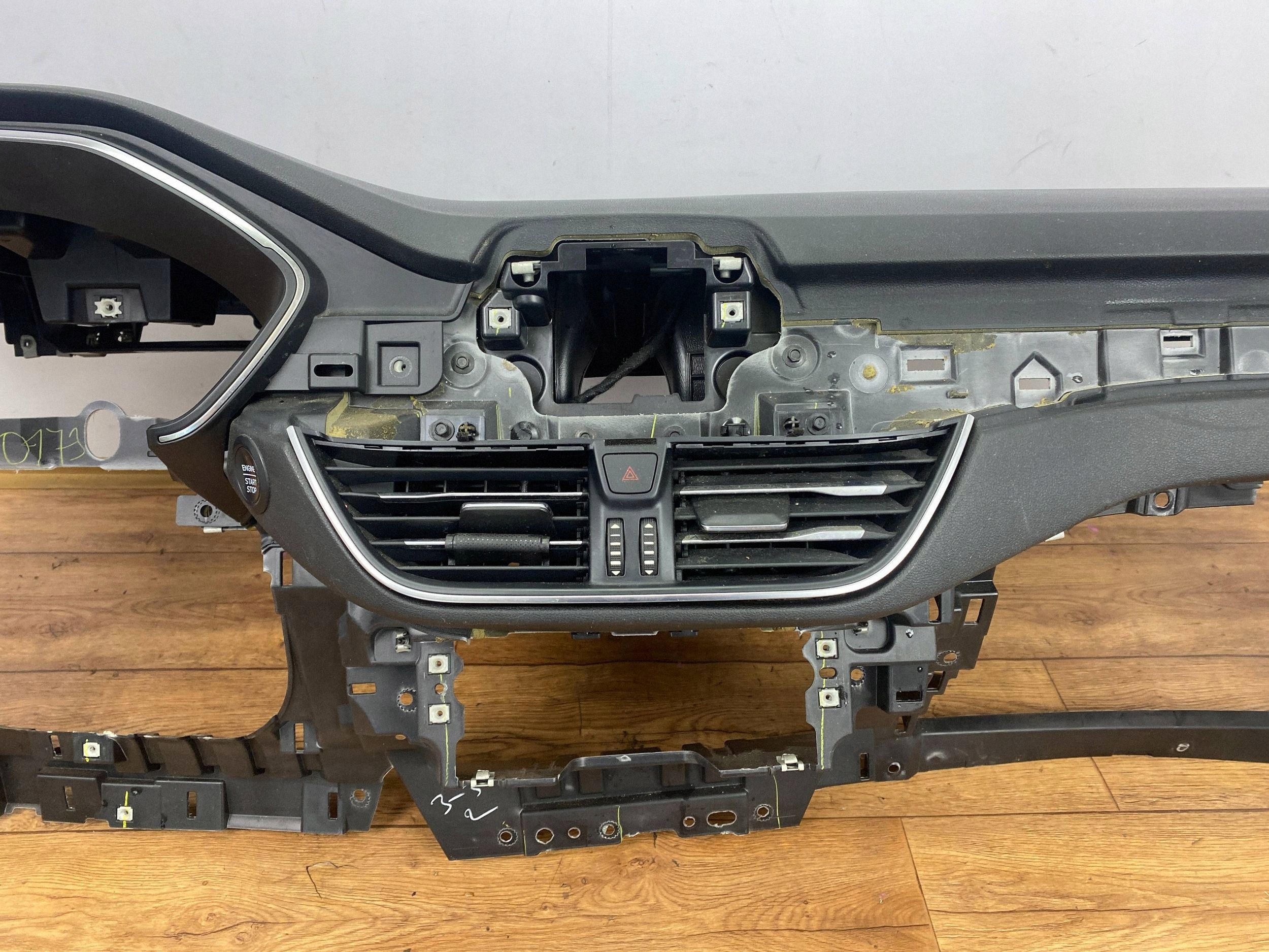 dashboard instrument panel Ford Escape Titanium IV 2020+