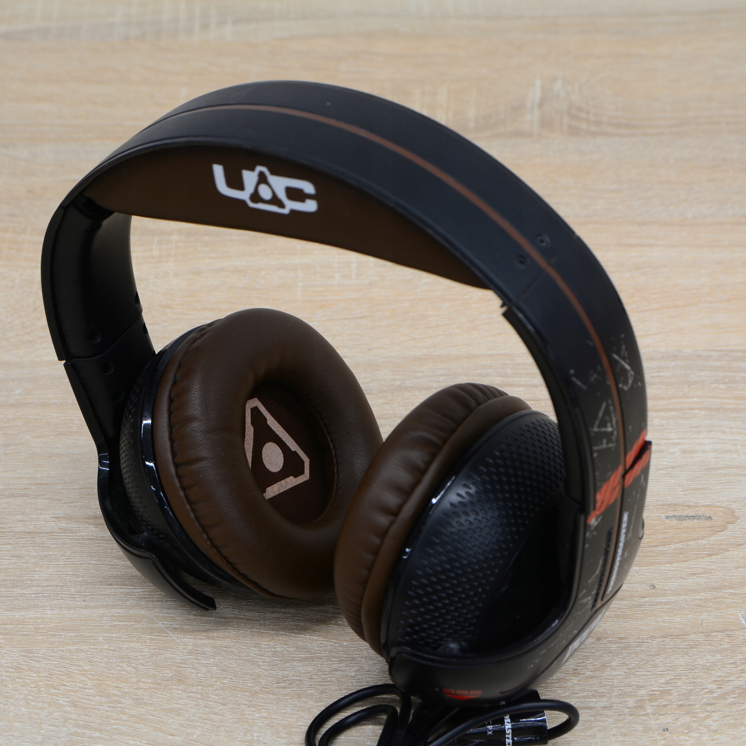 Поврежденное наушники thrustmaster 300cpx headset doom издание