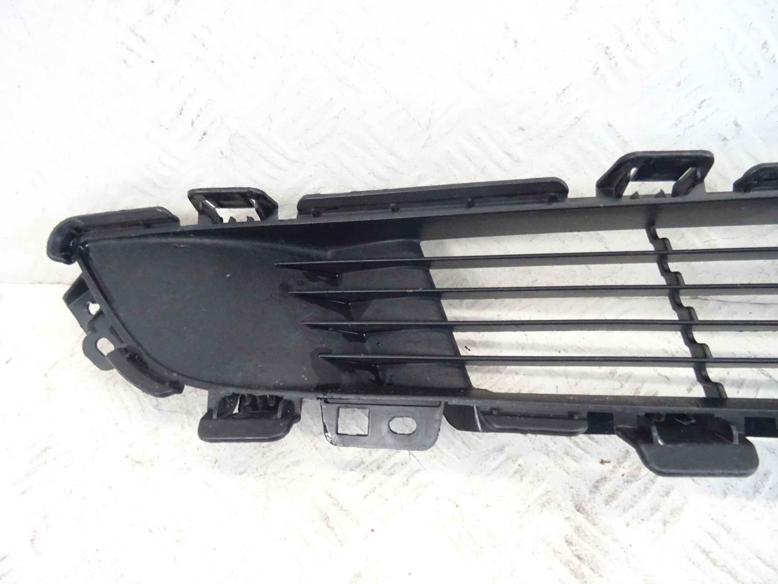 grid of a bumper front front central TESLA MODEL Y 1493759-00-A