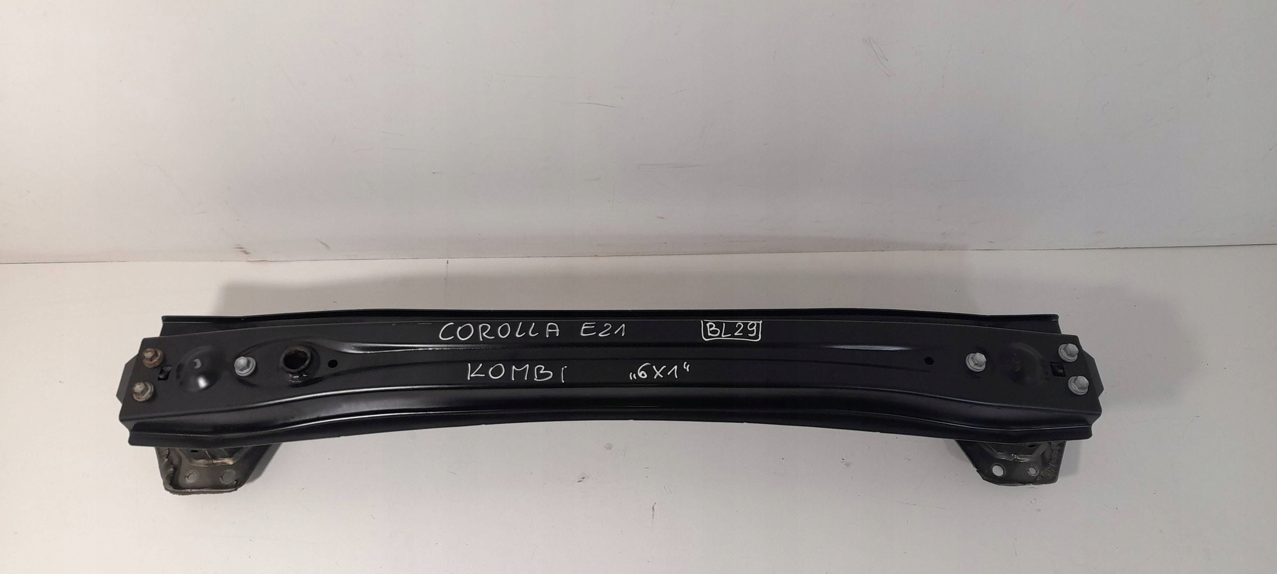 Toyota Corolla E21 Kombi TRAVERSA paraurti posteriore (BL29)