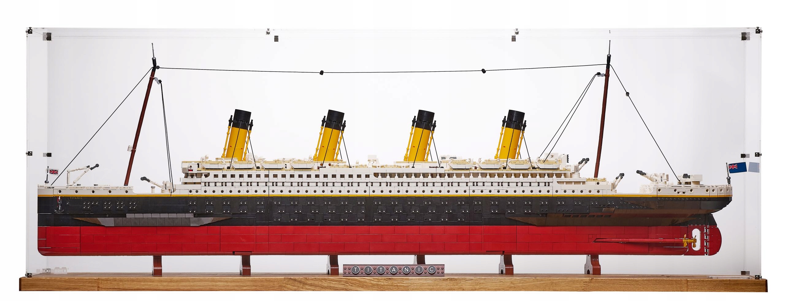 Vitrína XL Wood Blacked Brick pre Lego 10294 Creator Expert Titanic