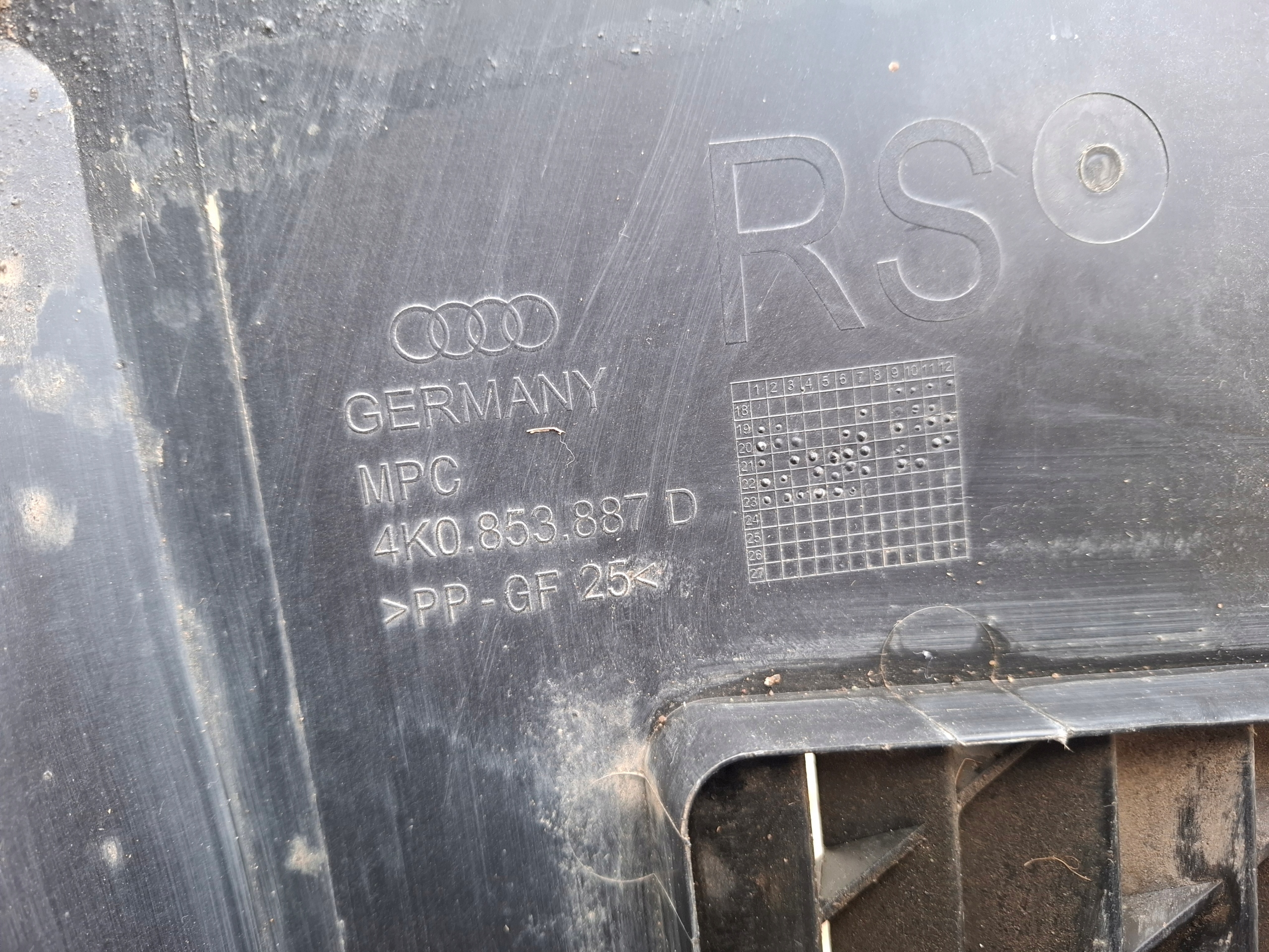AUDI RS6 C8 podblatník levý předek 4K0853887D