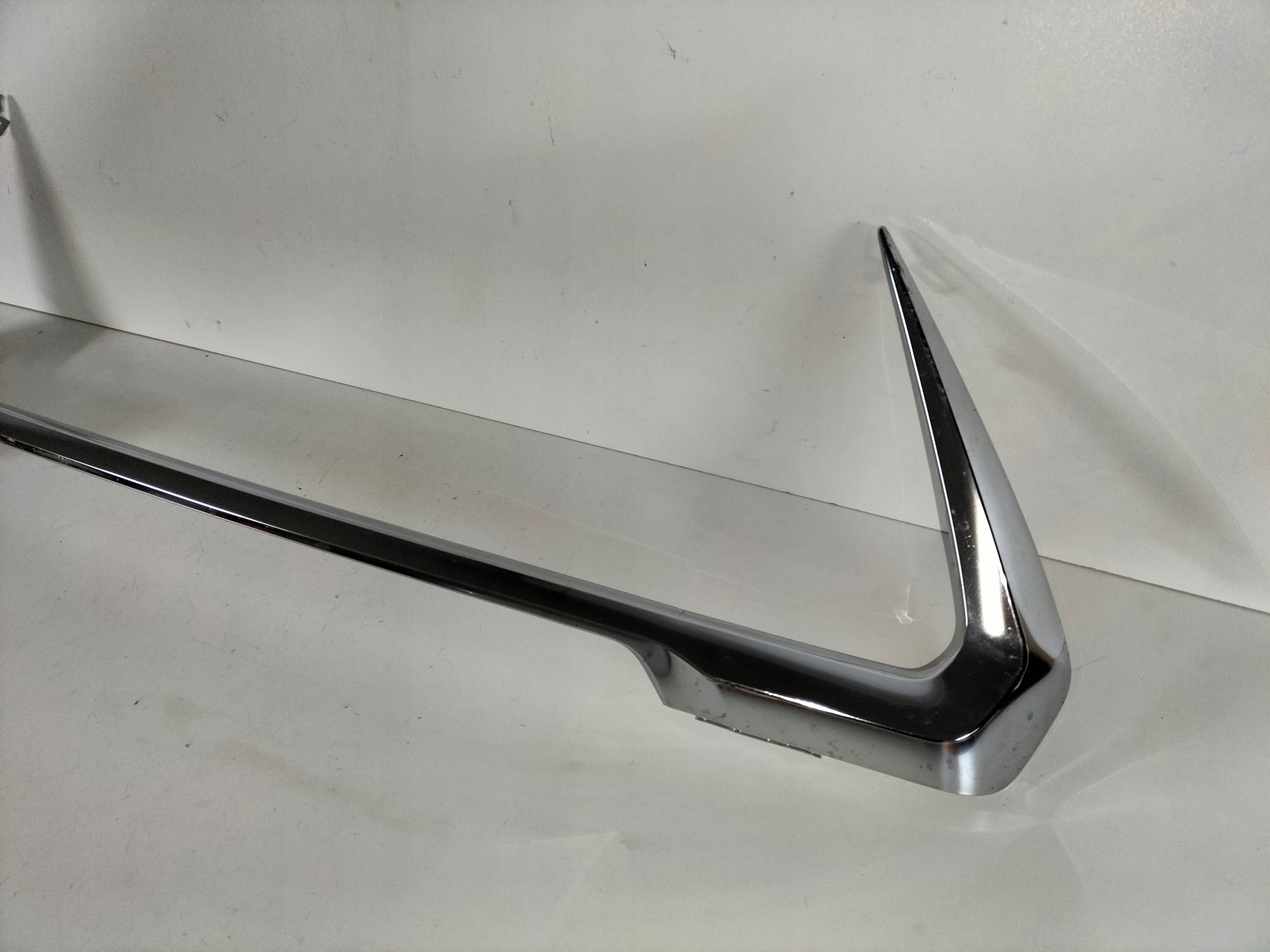 moulding grille chrom LEXUS UX 18