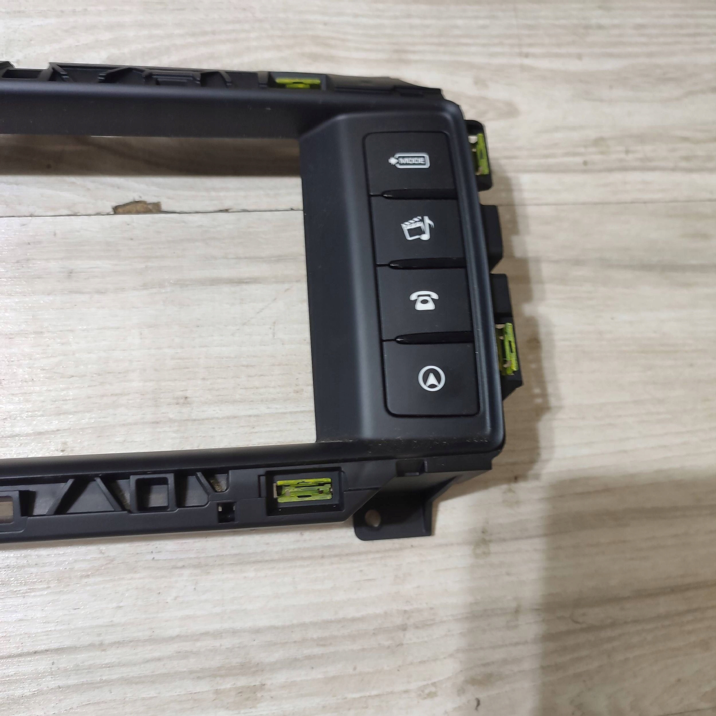 frame jednostki multimedialnej Jaguar F-Pace GX7319F211PB