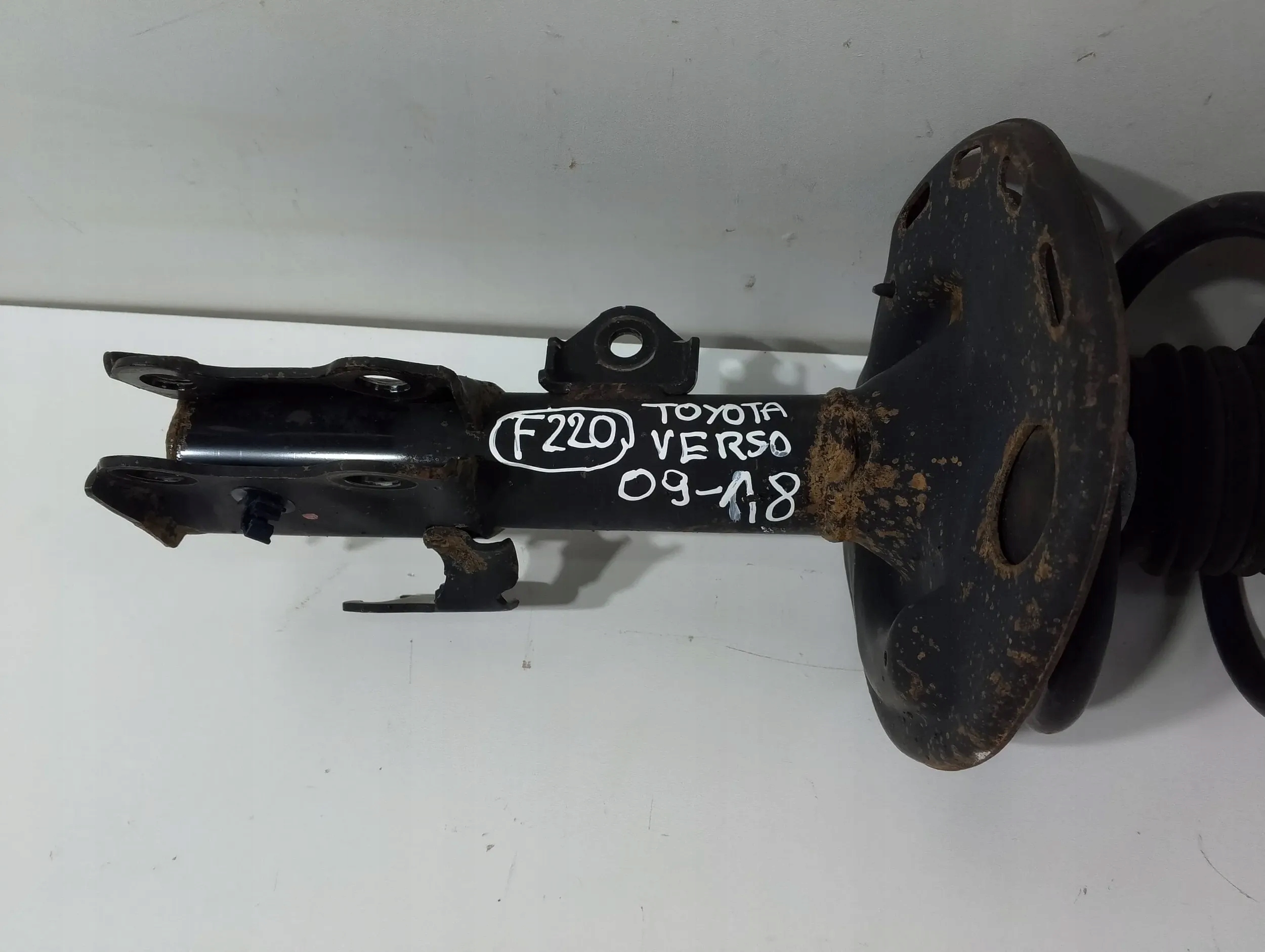 Toyota Verso shock absorber front left 485200F070 (F220)