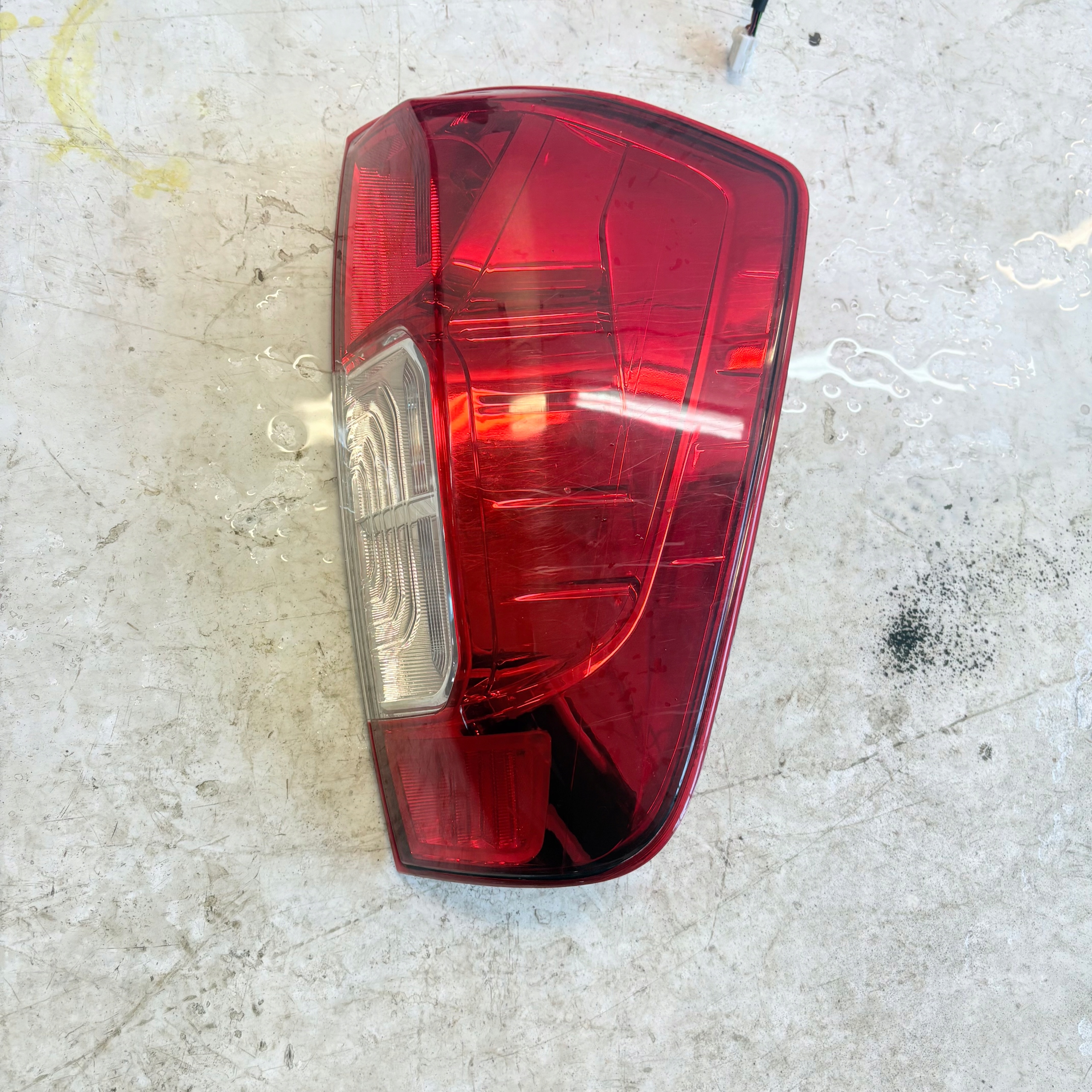 LAMPA TYŁ PRAWA NISSAN NAVARA D23