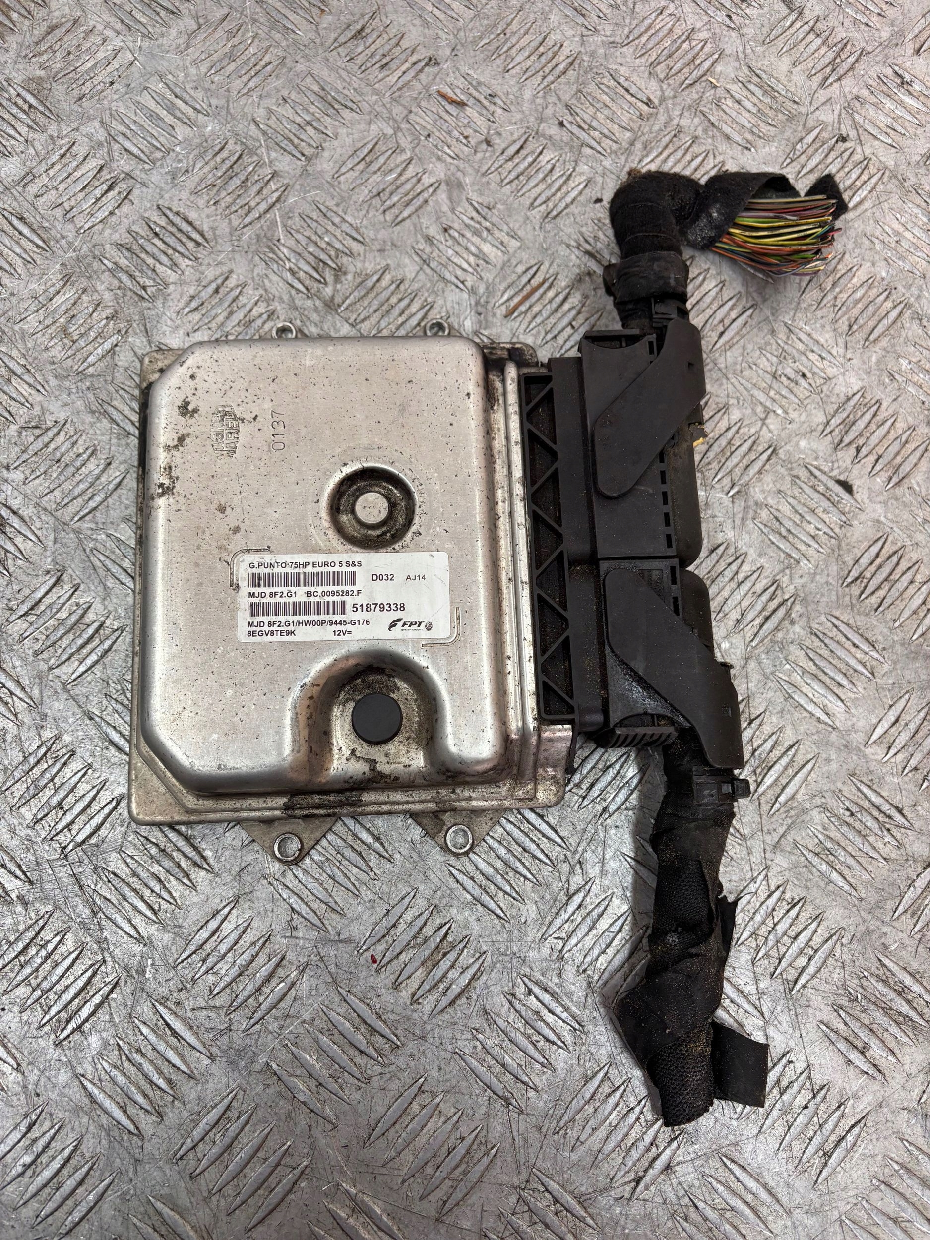 control unit of the engine computer FIAT PUNTO EVO 1.3 JTD 51879338