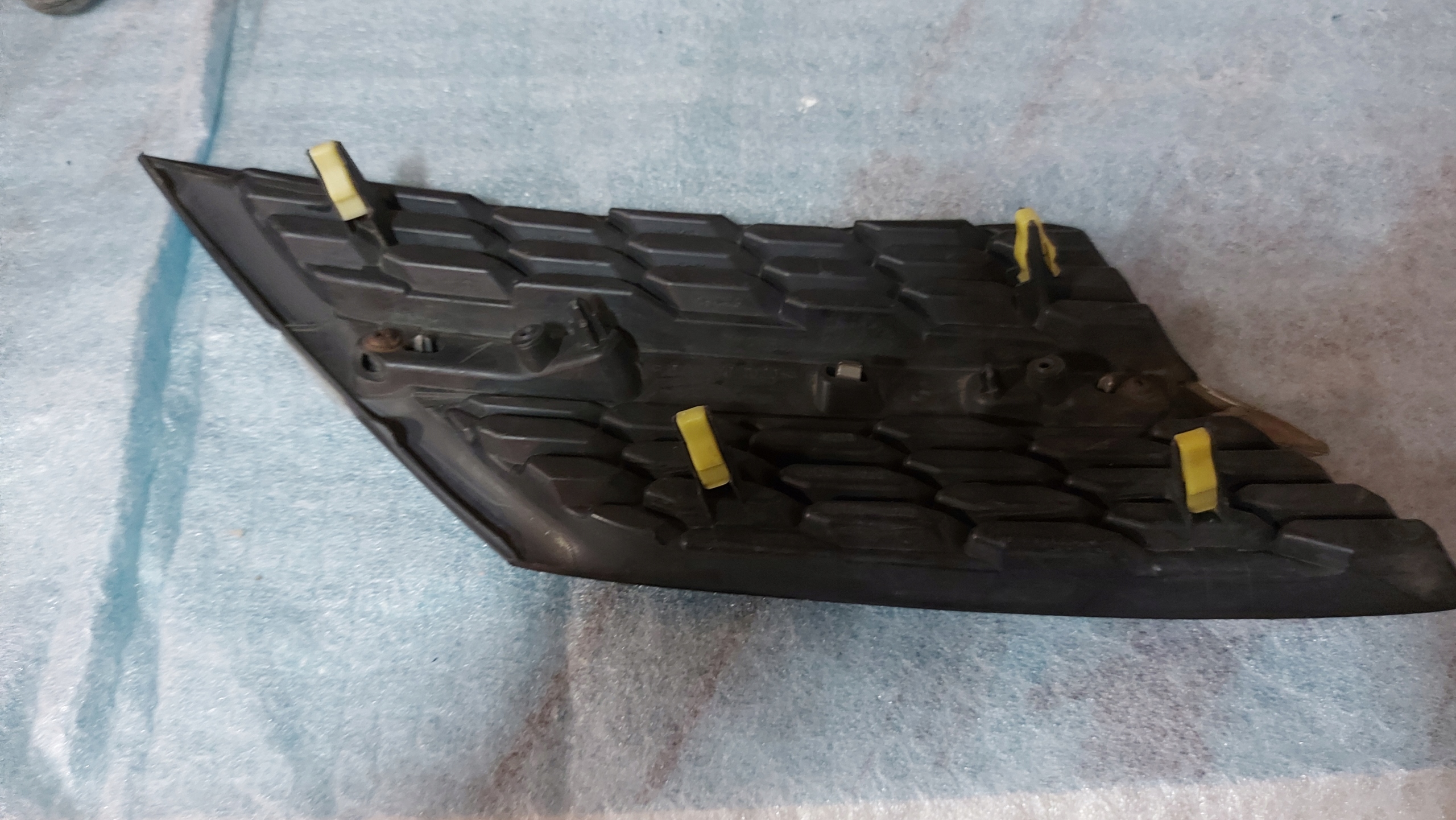grid of a bumper left front TOYOTA RAV4 IV 12-15