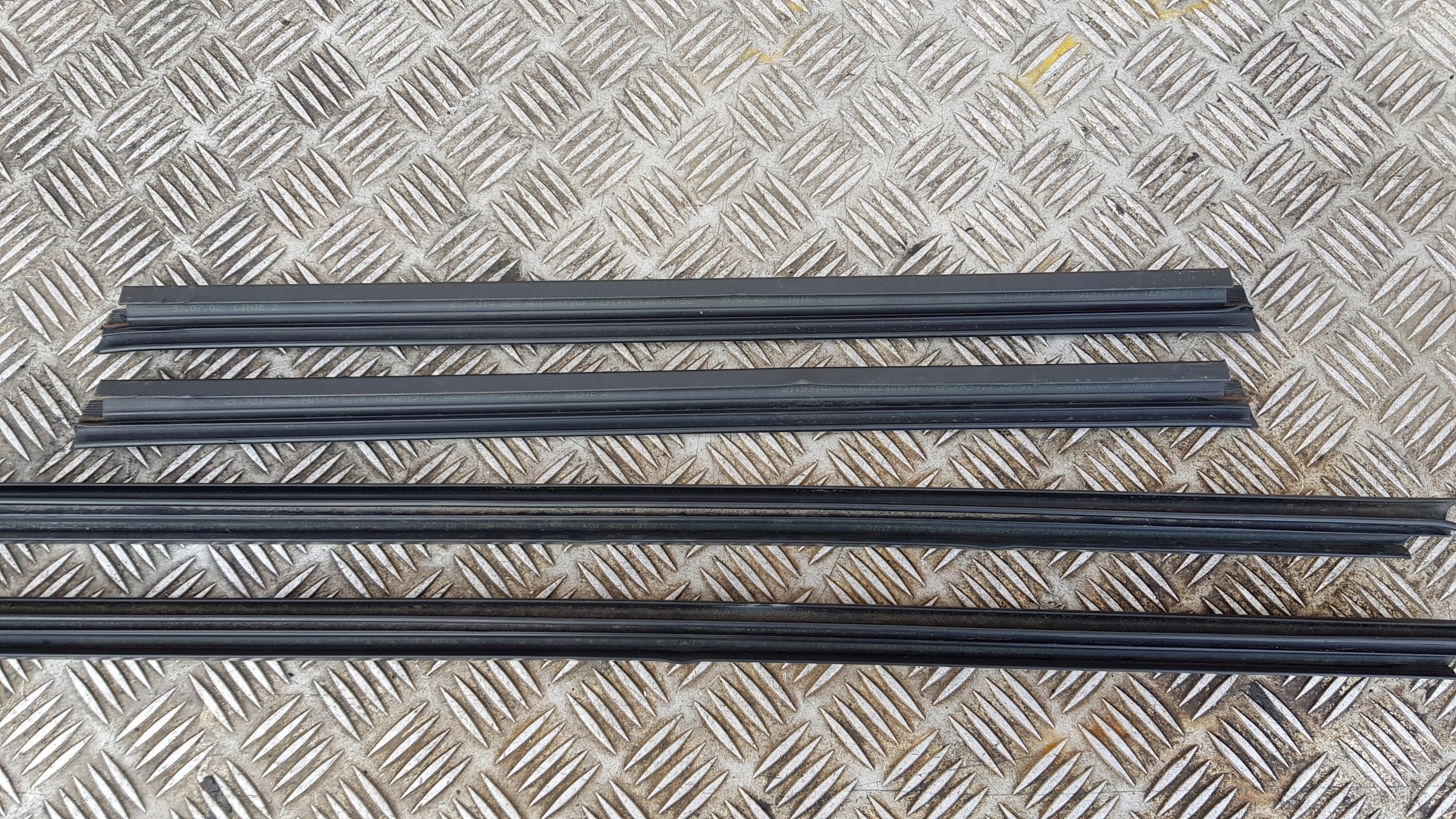 W211 moulding door left dust rear part