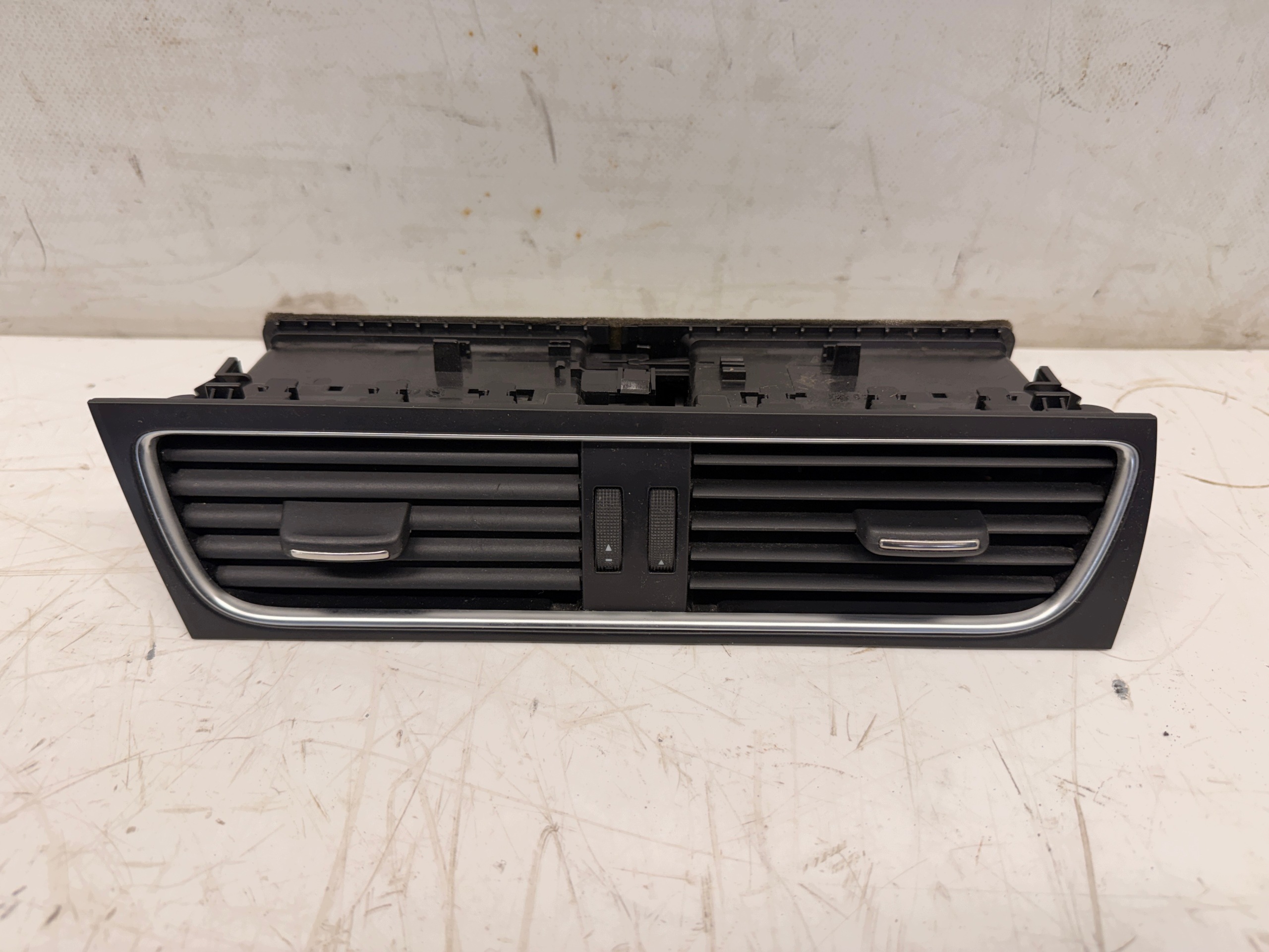 Audi A5 8T grid air conditioning devices central 8T1820951B
