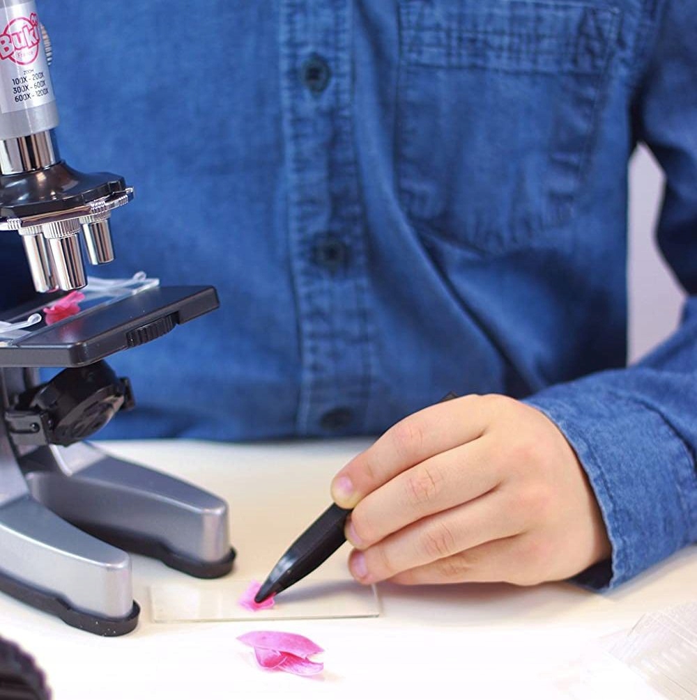 BUKI - Mikroskop dla dzieci - zestaw doświadczalny 30 eksperymentów + LED Minimalny wiek dziecka 8