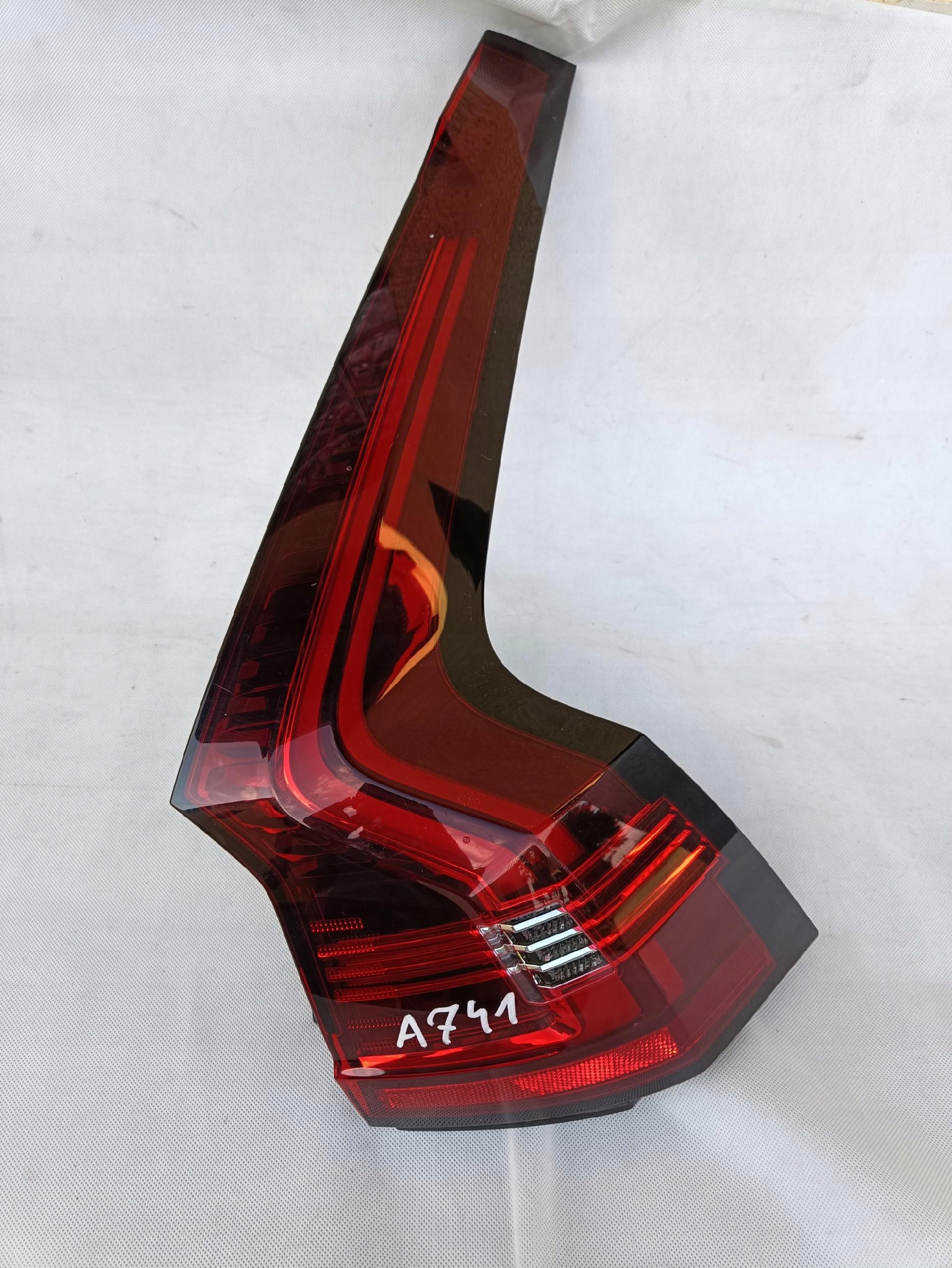 фонарь правый volvo V40 универсал