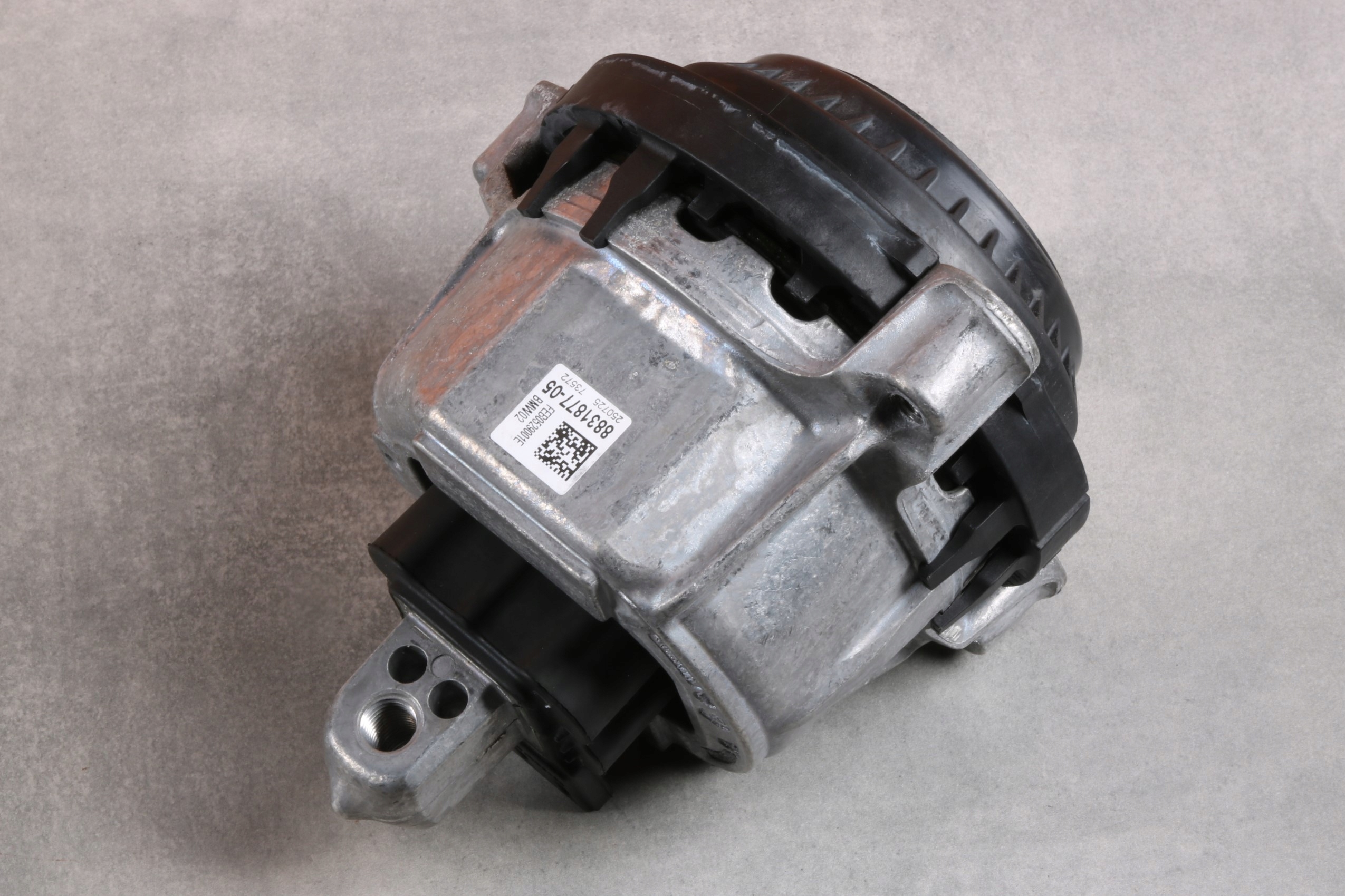 BMW 5' G60 G61 530e B48X HYBRYDA engine mount left 8831877