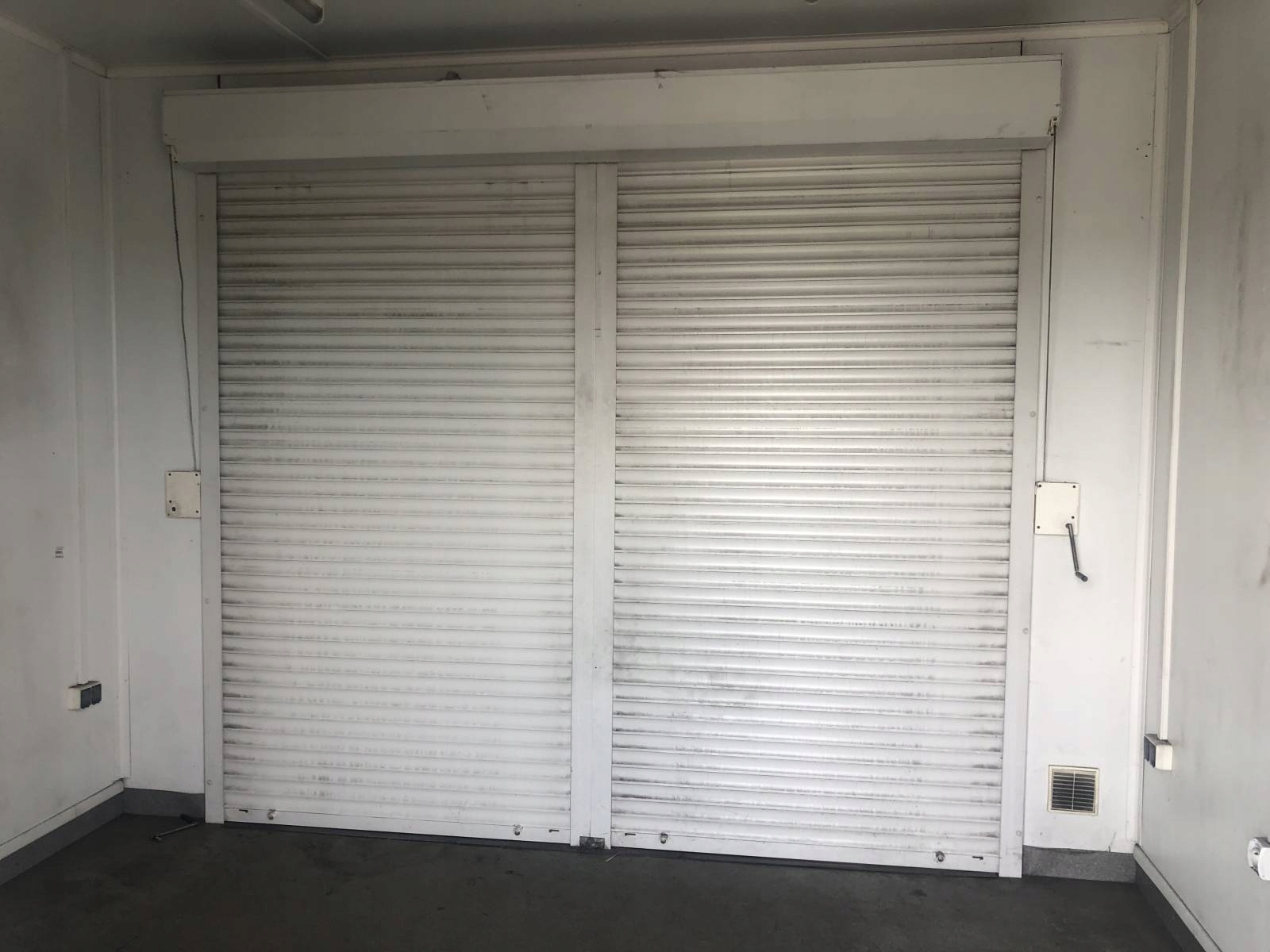 PAWILON HANDLOWY Z ROLETĄ (SKLEP) Wysokość 2.6 m