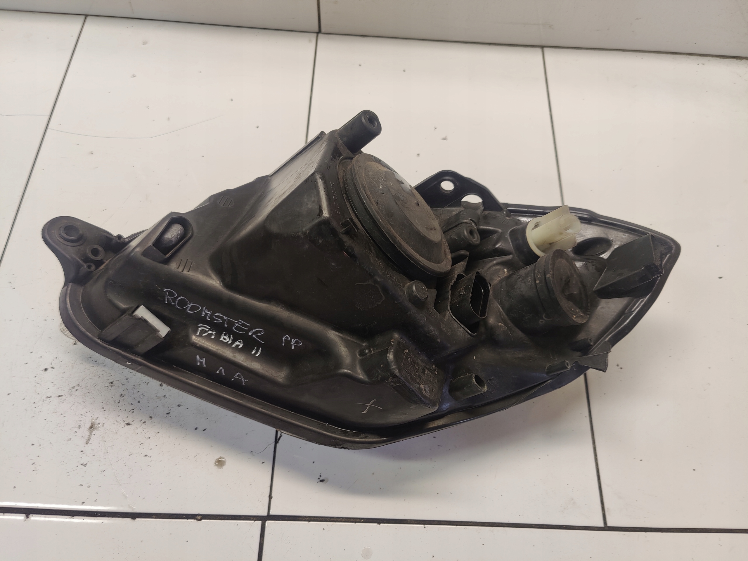 SKODA ROOMSTER light right front front 247832-00R UK ANGLIA