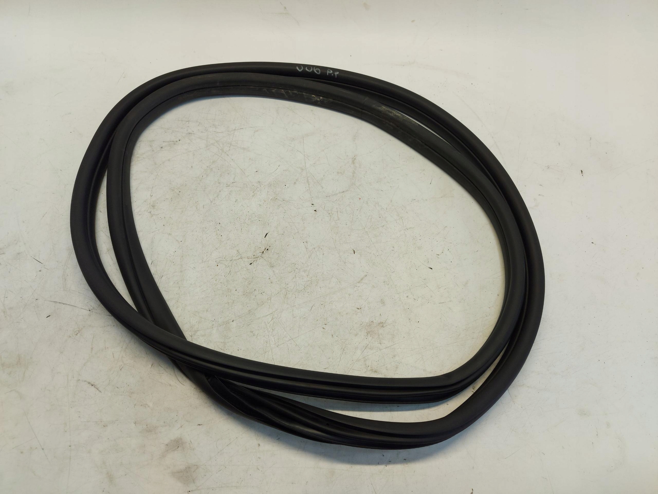 BMW U06 220d těsnění pravý předek 8496229