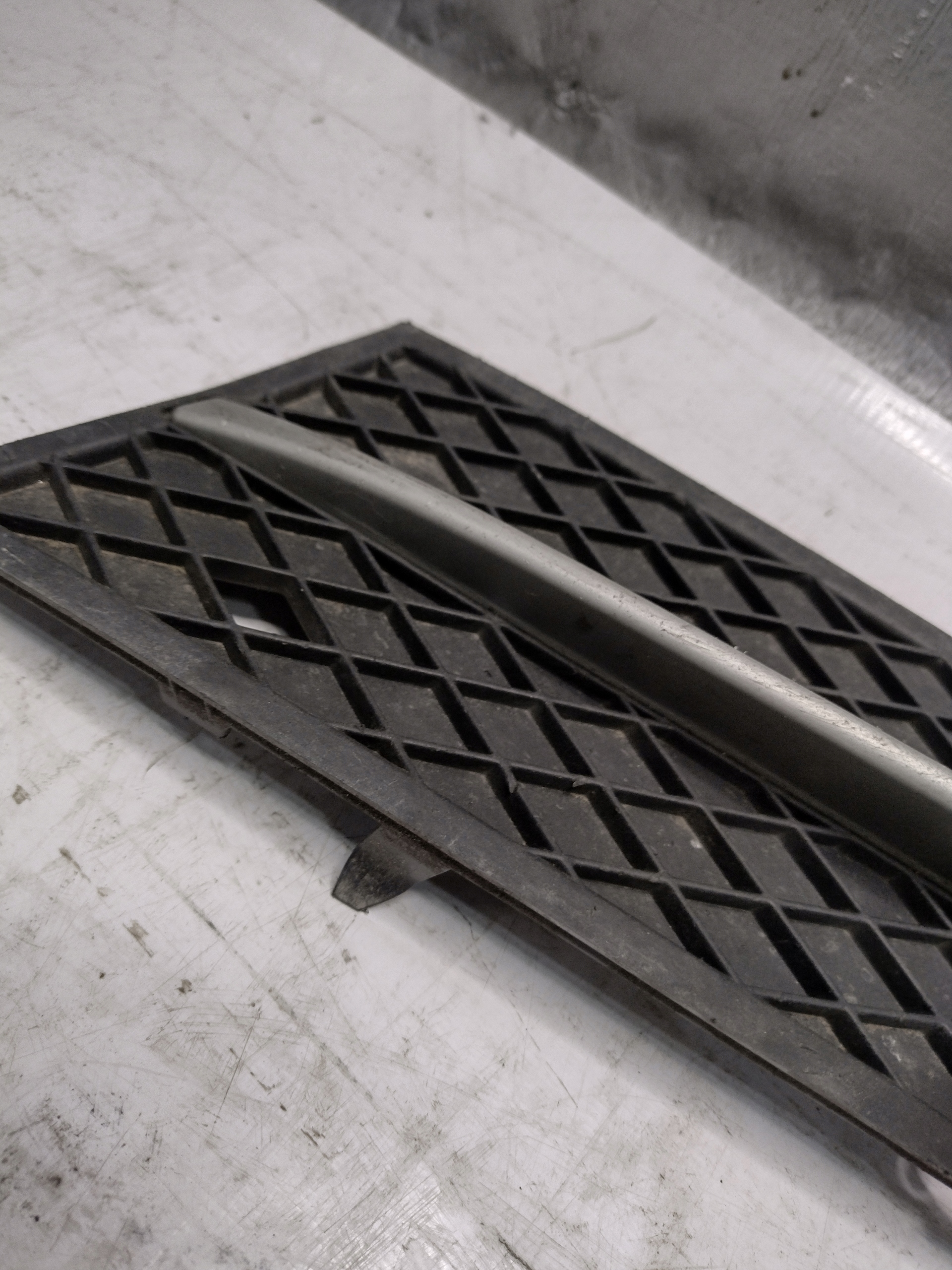 grid of a bumper left front BMW F11 7200699