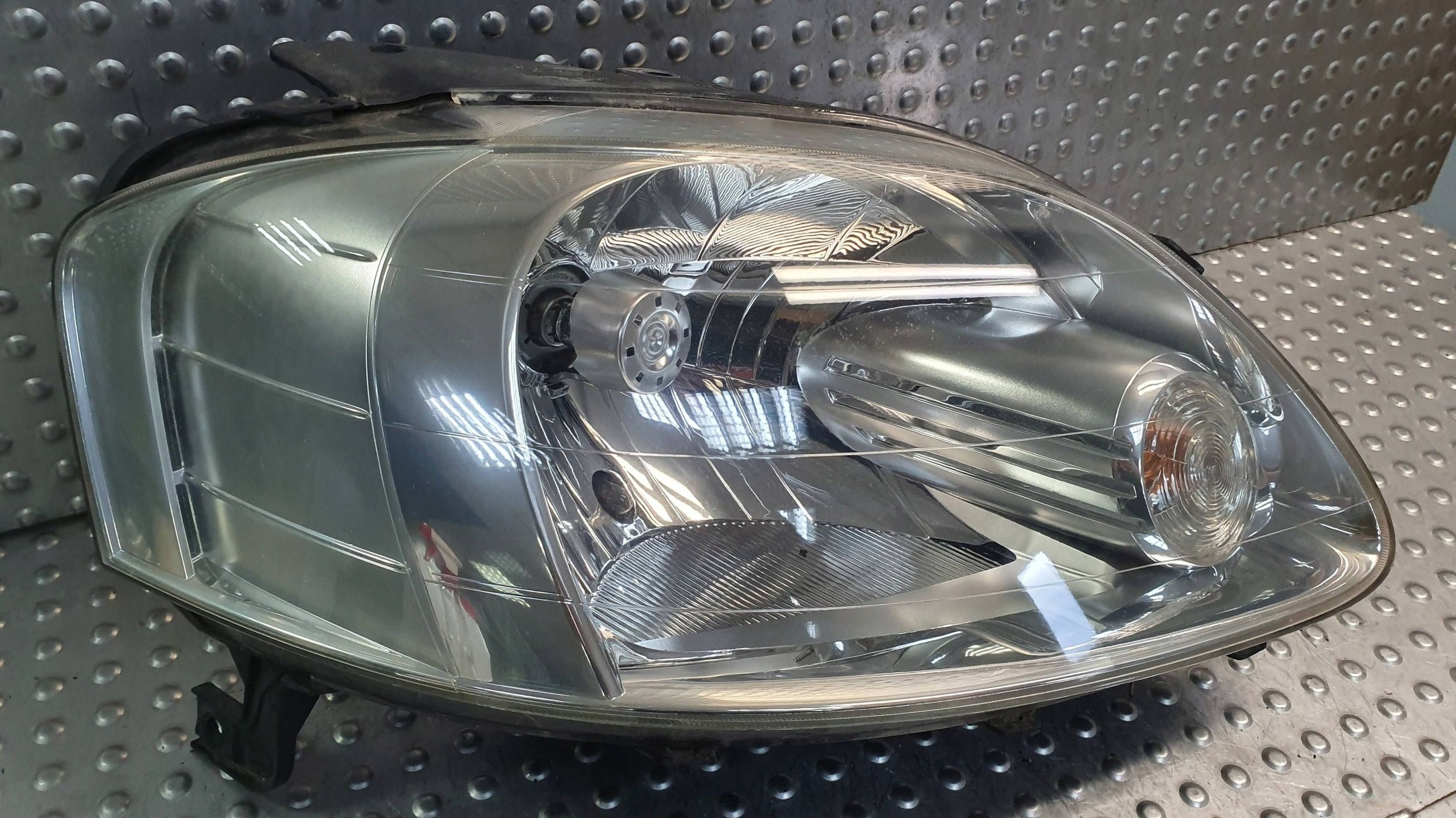 light front right VW FOX 05