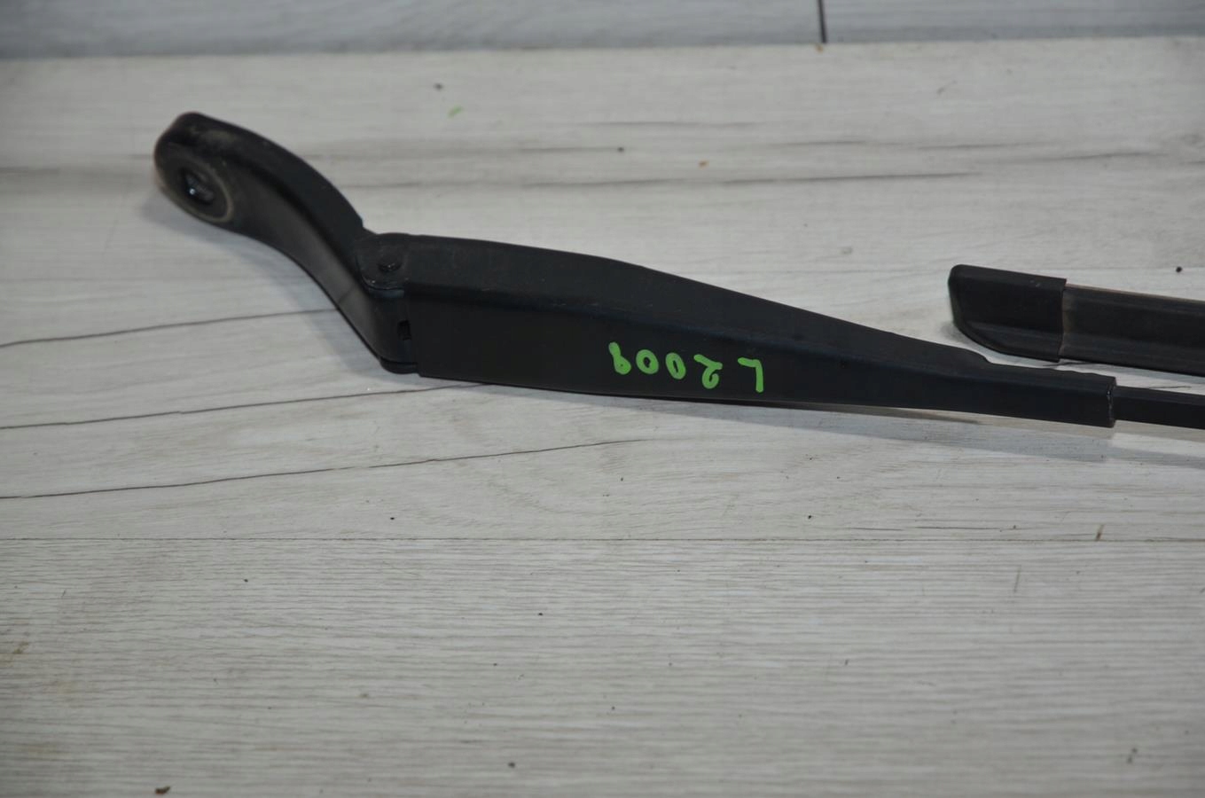 wiper left Peugeot 2008 13r