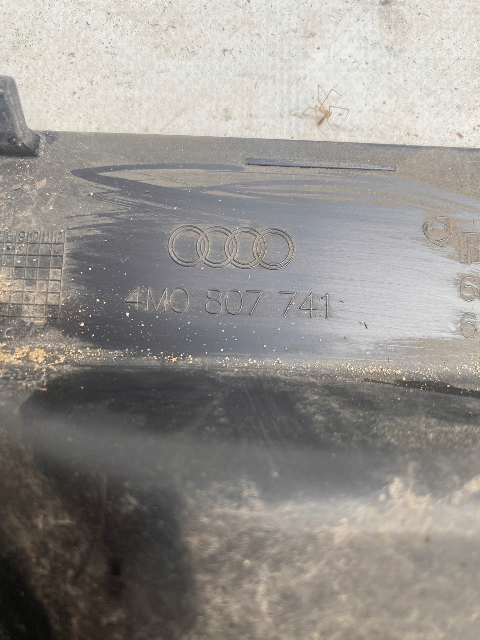 AUDI Q7 4M Verschlußstopfen mitte SPOJLERA vorne