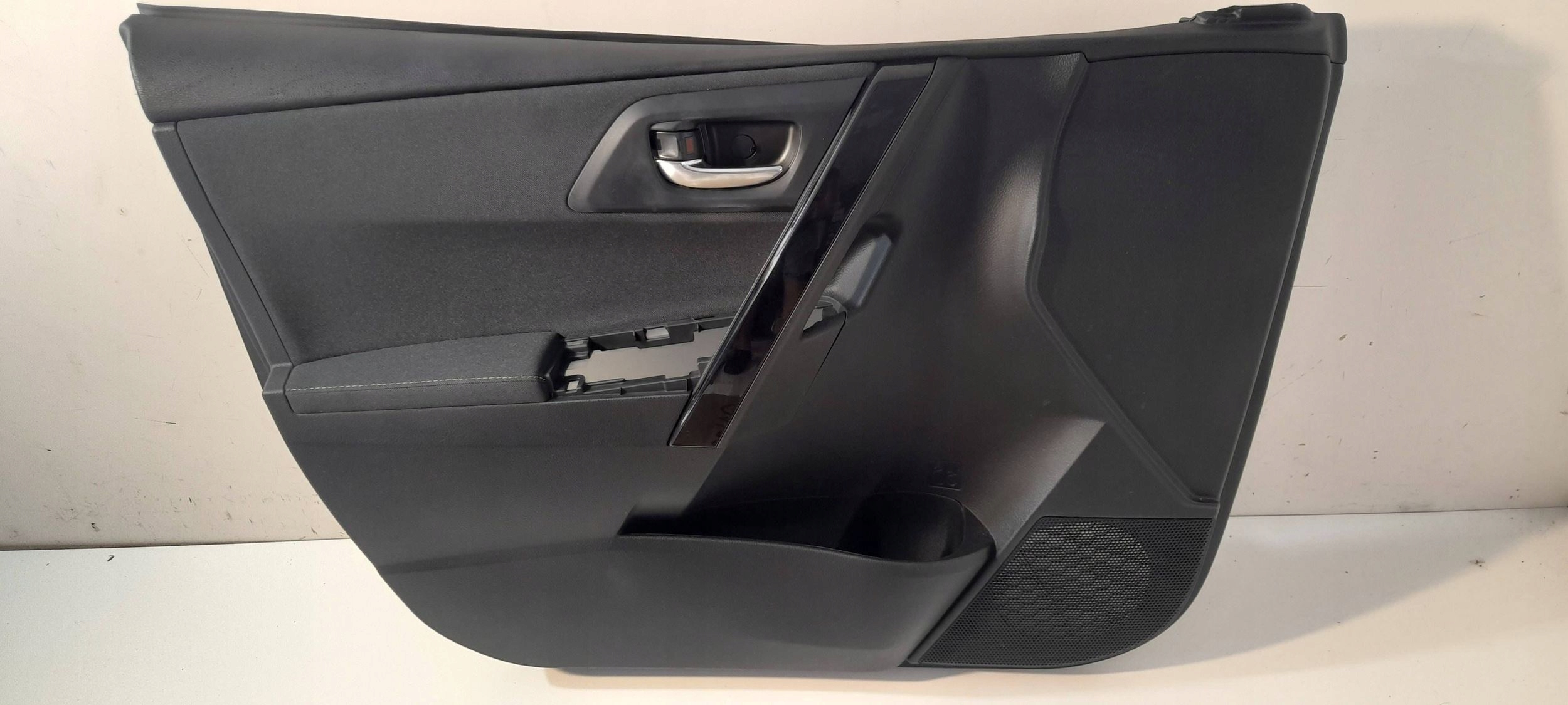 Toyota Auris E18 side door front left 6777802280 (ET187)