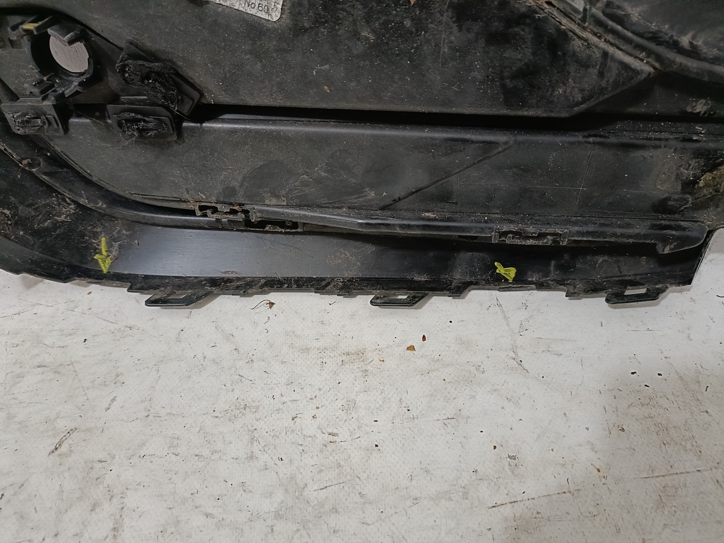 VW TIGUAN ALLSPACE grid W bumper right 5NN853666E