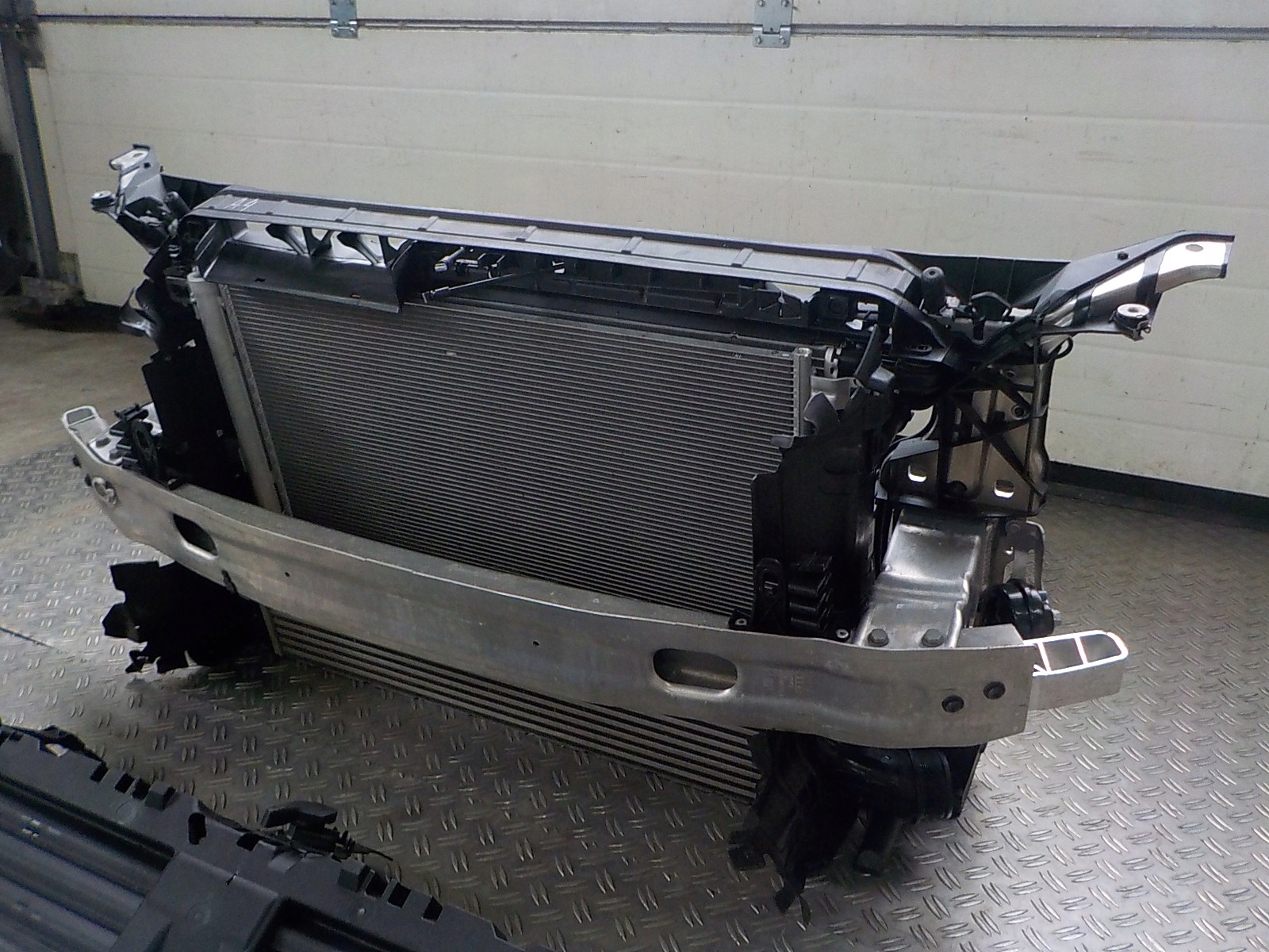 AUDI A4 B9 8W LIFT 20- PAS PRZÓD PRZEDNI CHŁODNICE Strona zabudowy przód - prawa