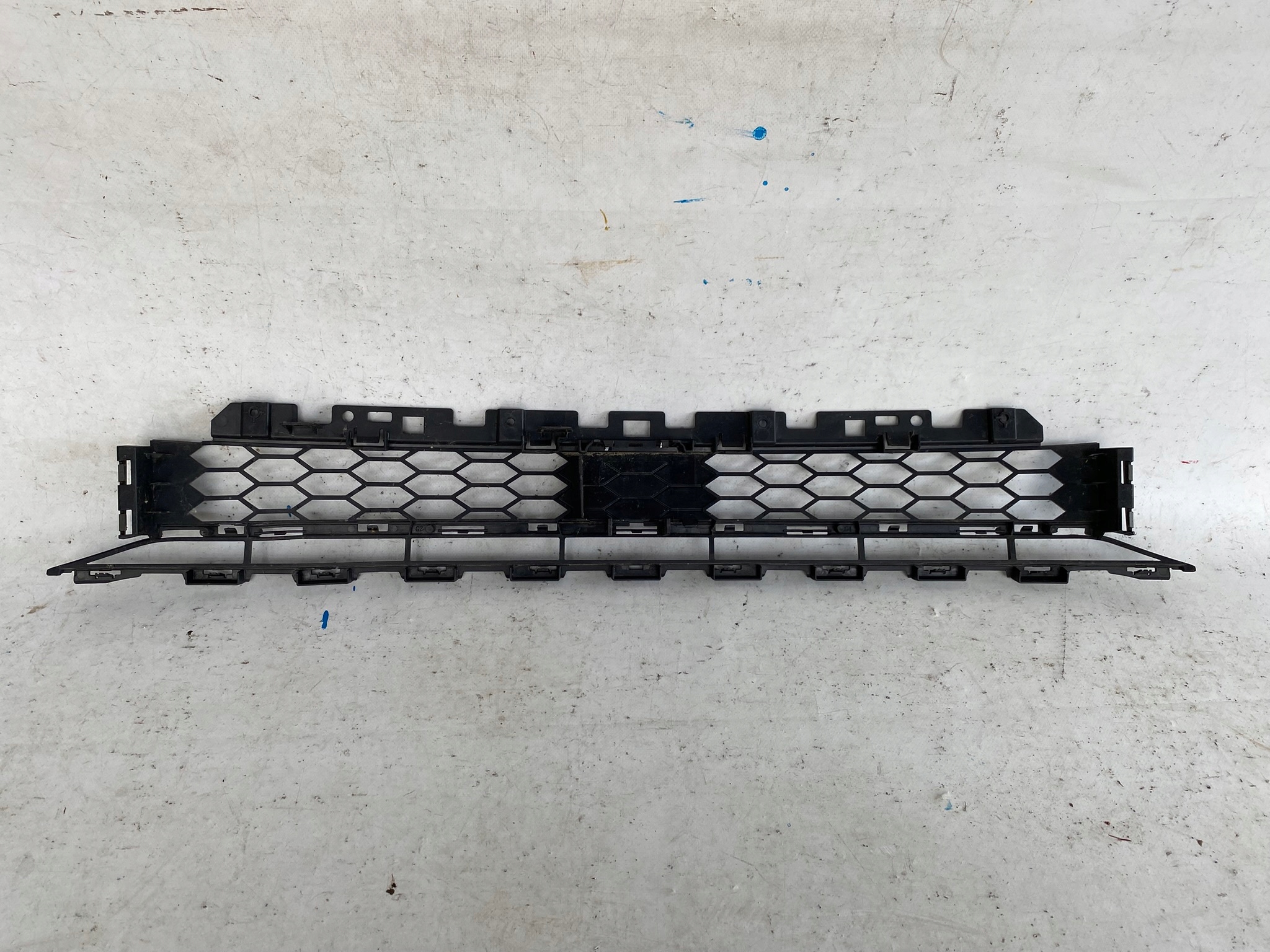 AUDI Q2 81A S-LINE 16- grid of a bumper front central 81A807647A