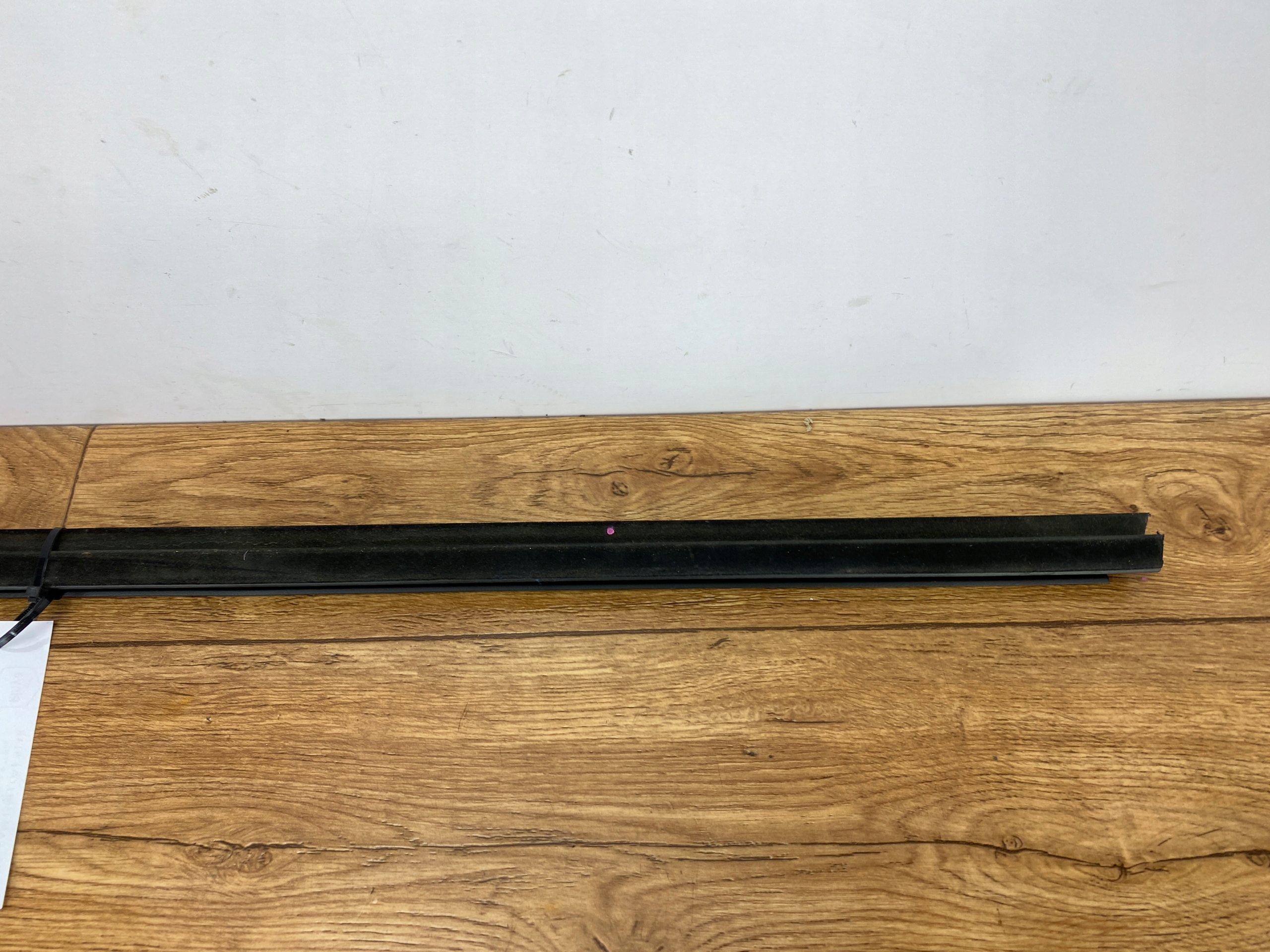 gasket inner moulding windows door right side Dodge Ram 1500 2019+