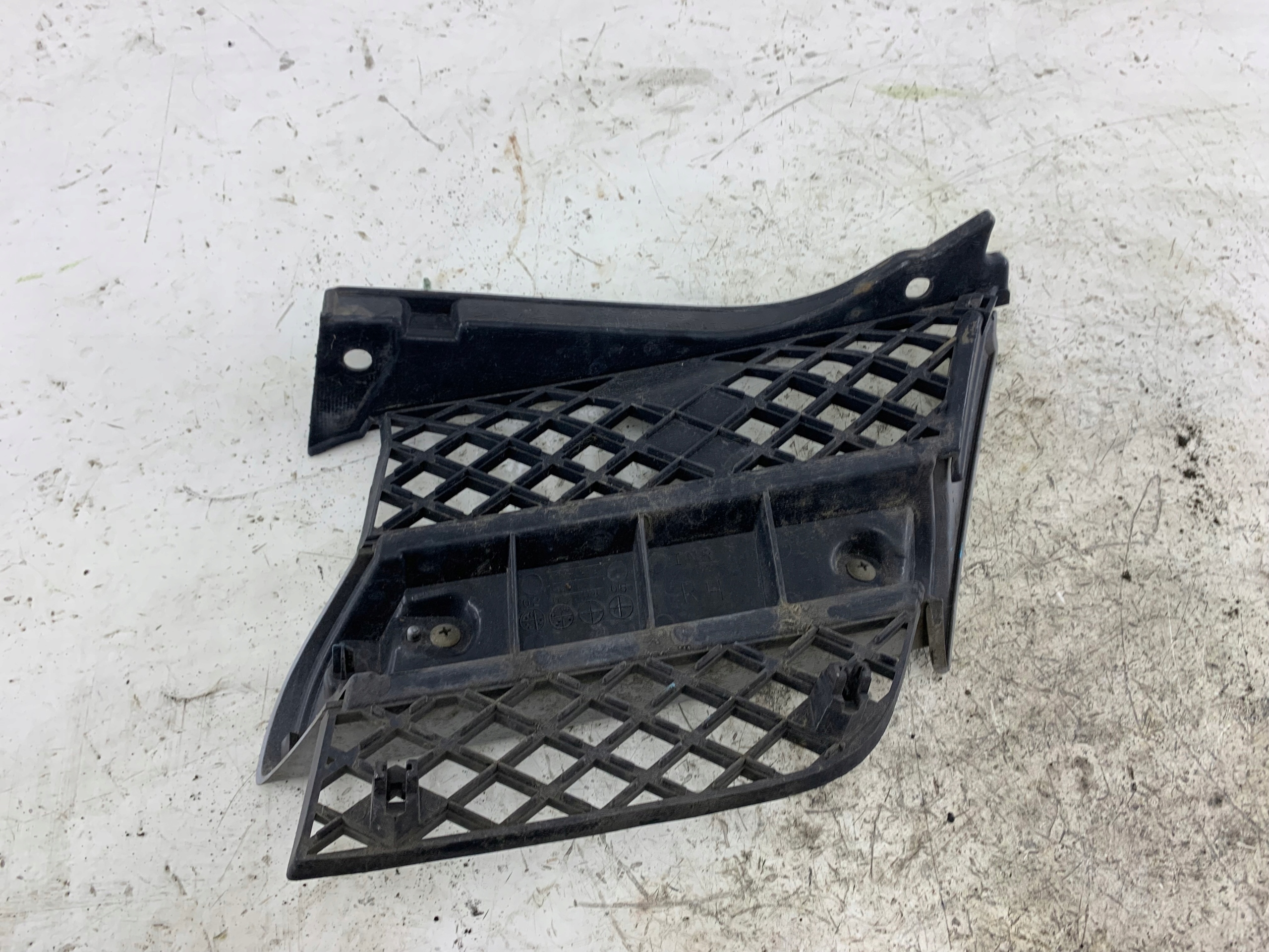 MITSUBISHI OUTLANDER e griglia paraurti destro A31