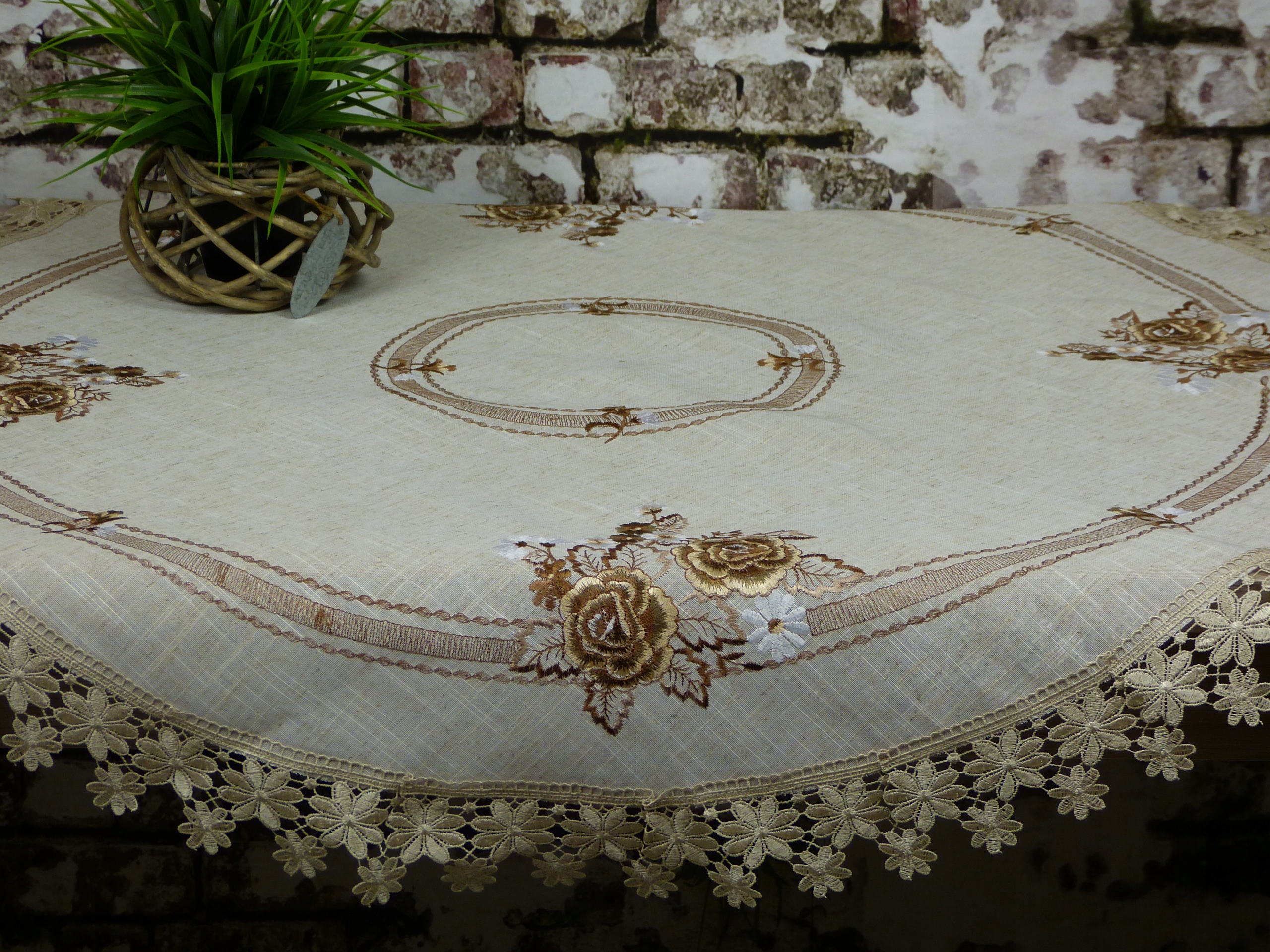 

Haftowany obrus okrągły z gipiurą beżowy 120cm