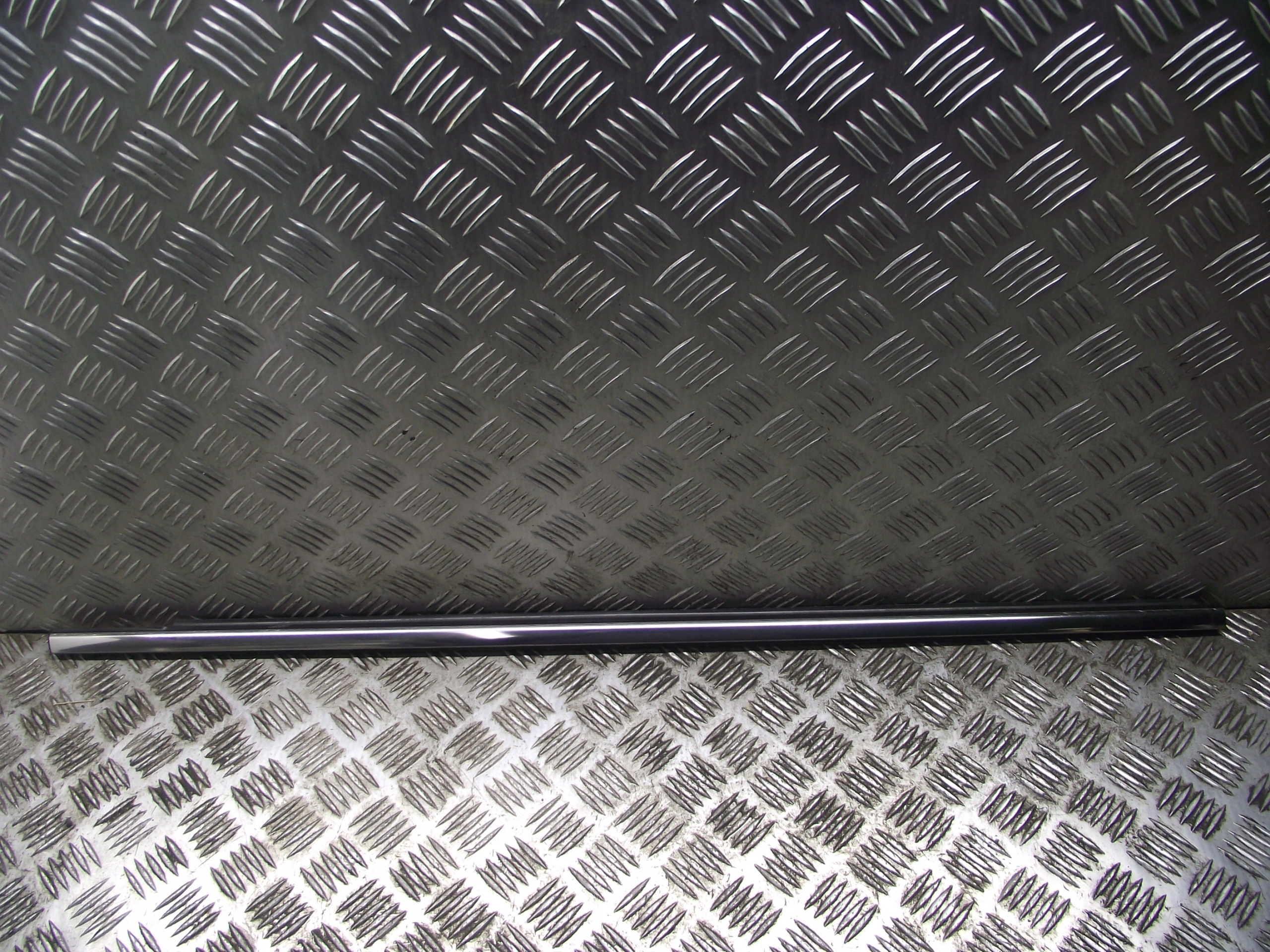 LISTWA ZGARNIAJĄCA DRZWI PRAWY PRZÓD ECLIPSE CROSS 19R PARAPET