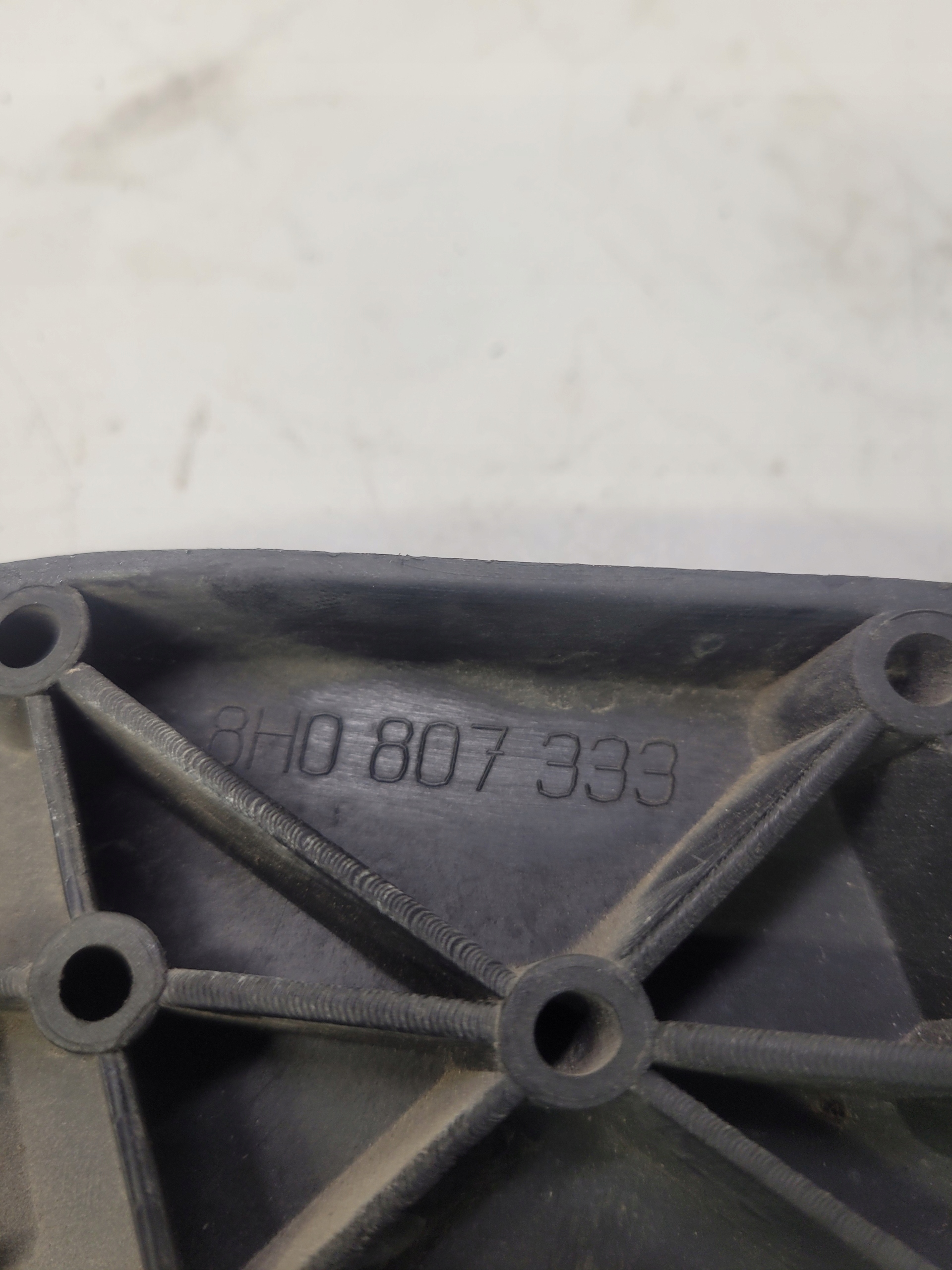 STAFFA SRODKOWE PARAURTI AUDI A4 B6 8H0807333