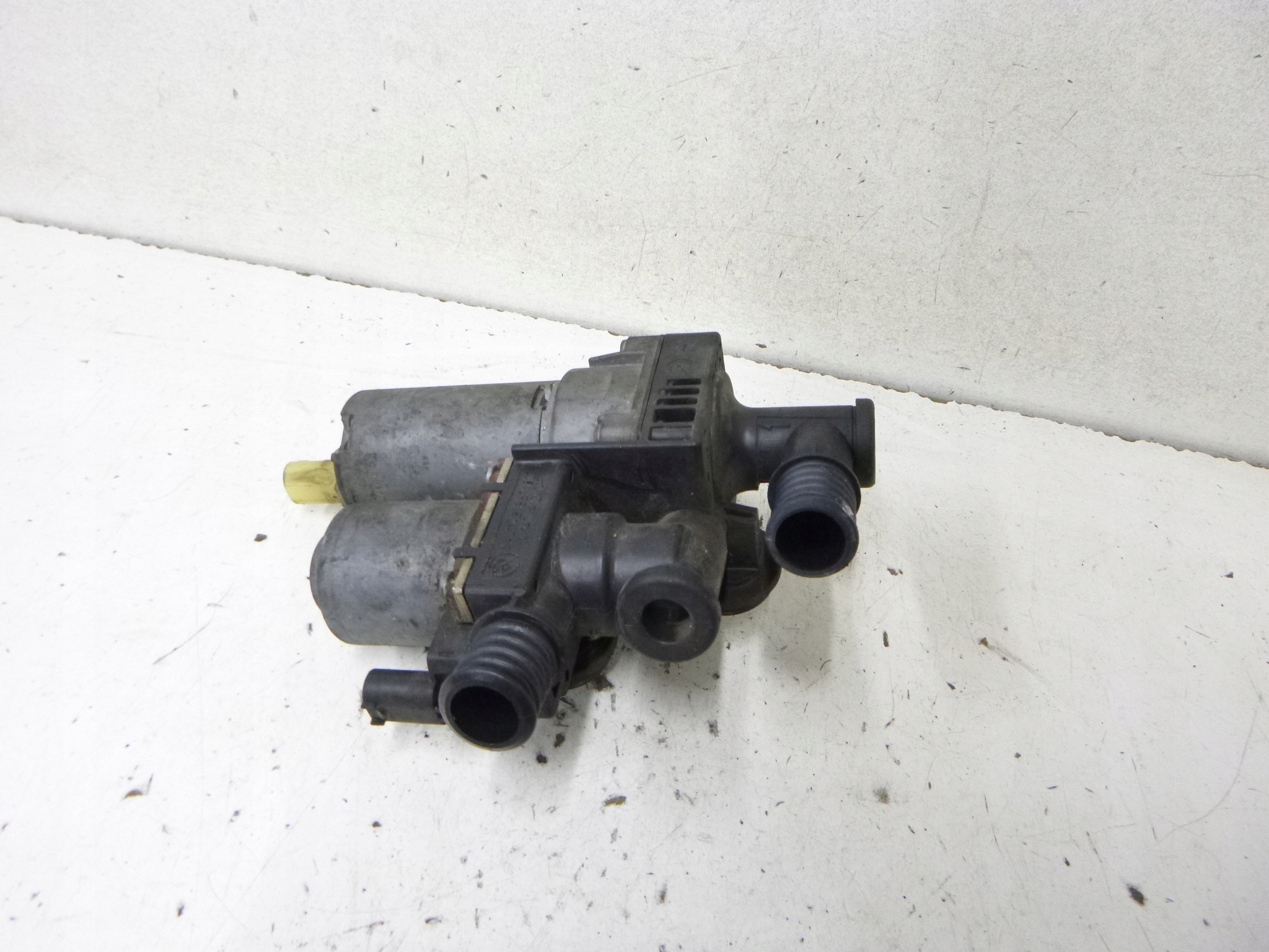 pumpa cirkulacije vode elektroventil BMW E46 2.0d 2002r. 64.11 8369807