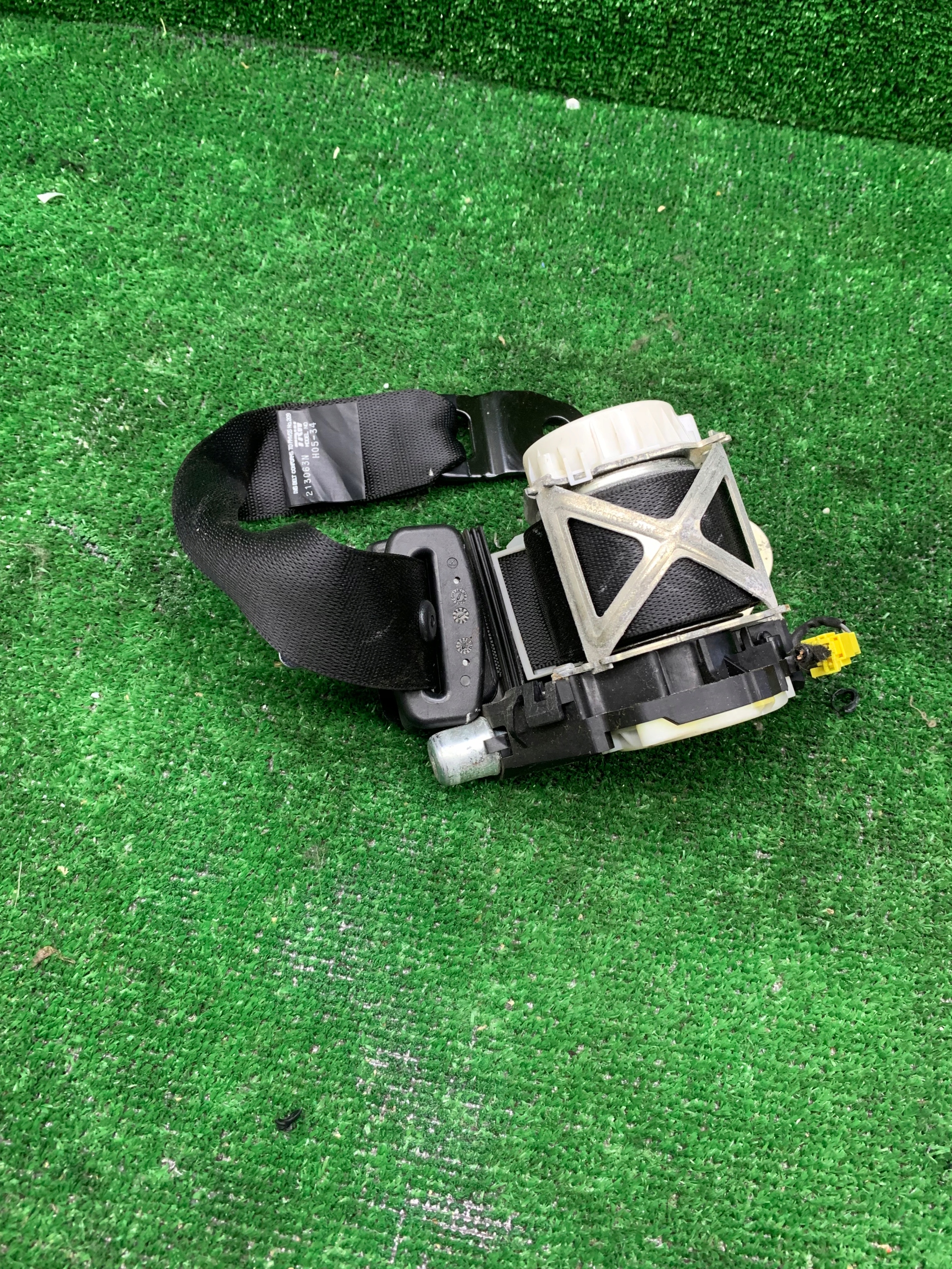 PAS BEZPIECZEŃSTWA 3 RZĄD PRAWY TYŁ MERC W251 A2518600685 CZARNY