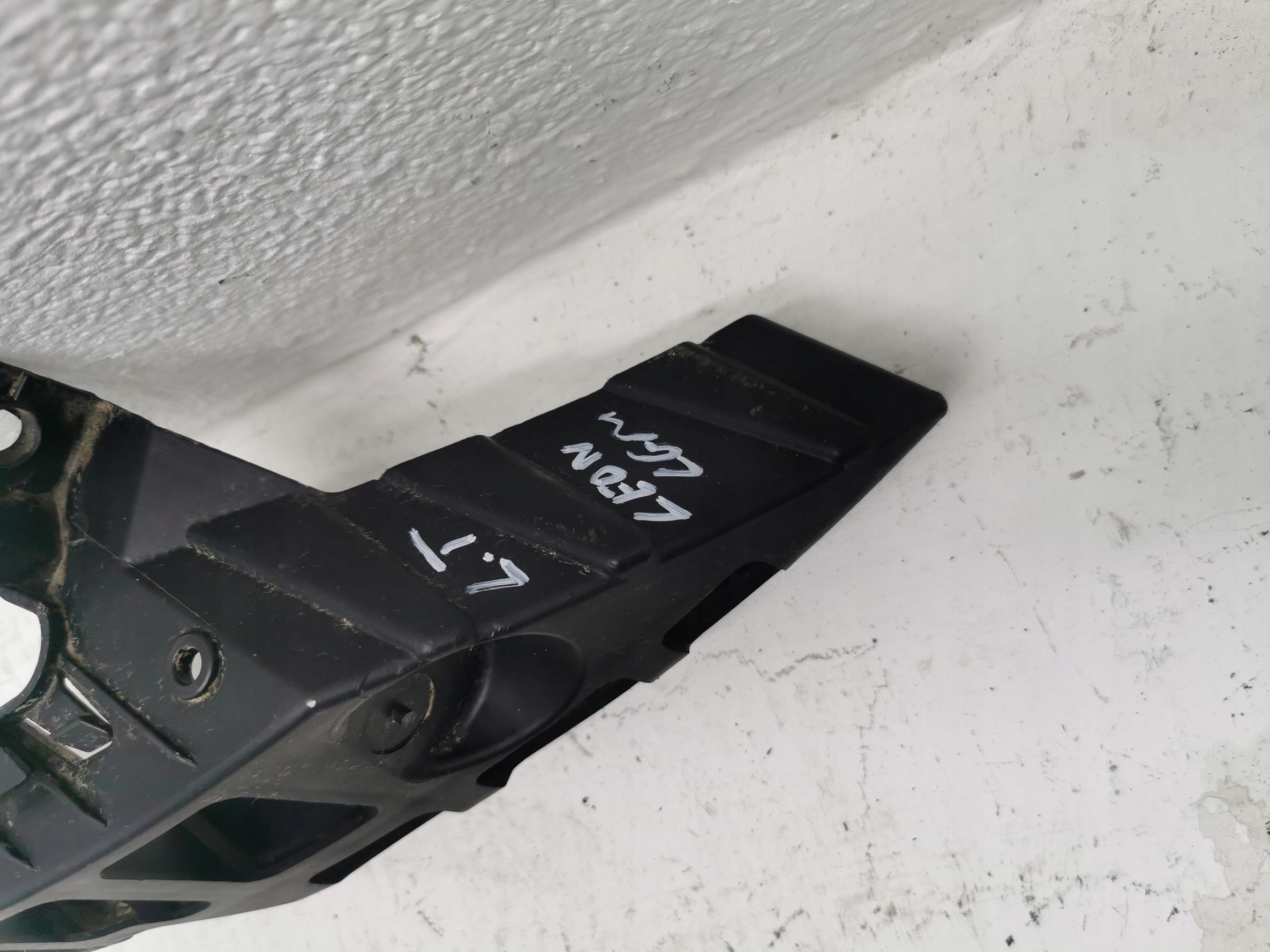 bumper bracket left rear part SEAT LEON III 5F0807377