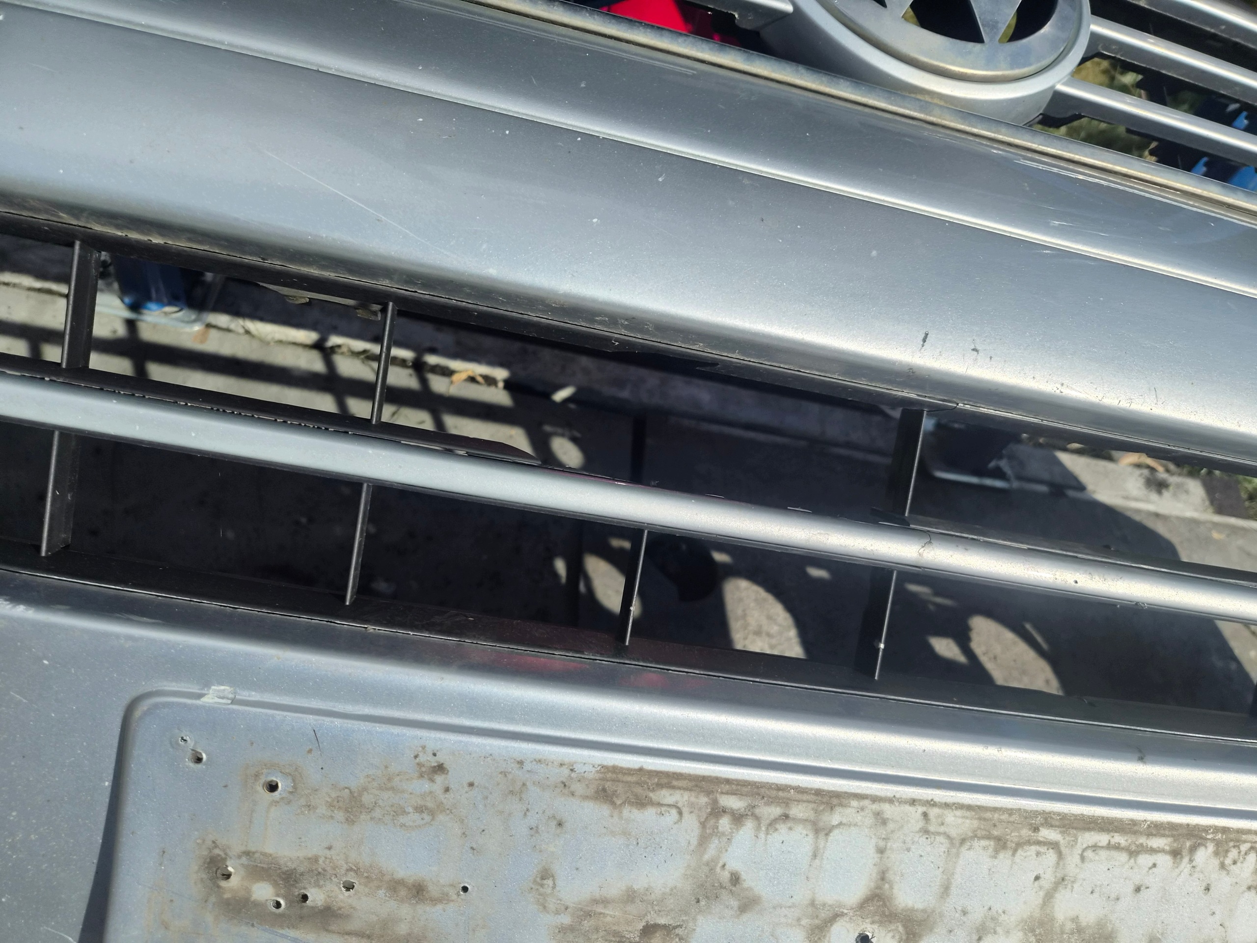 VW T5 Frontstoßstange vorne Caravelle Multivan srebrny grau