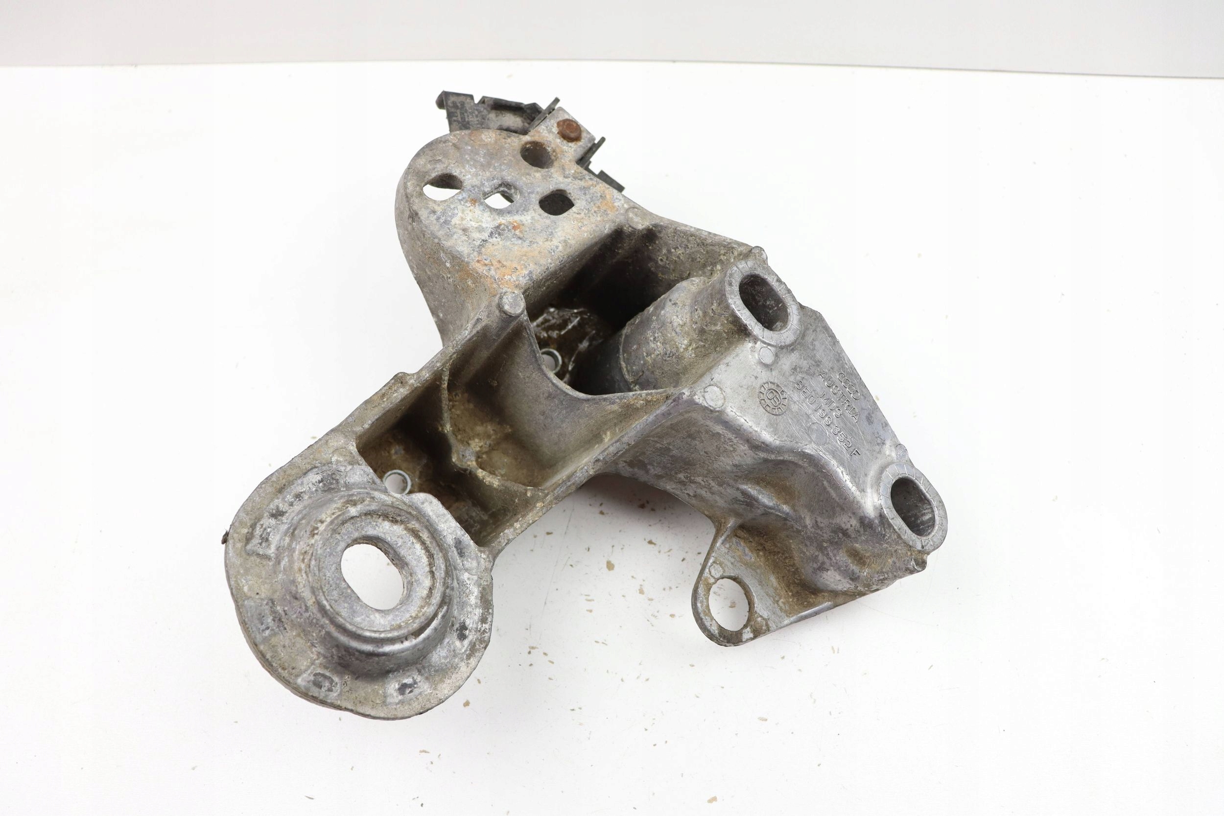 AUDI A4 B6 B7 Poignée Support plaque Moteur Support Droit 8E0199352F