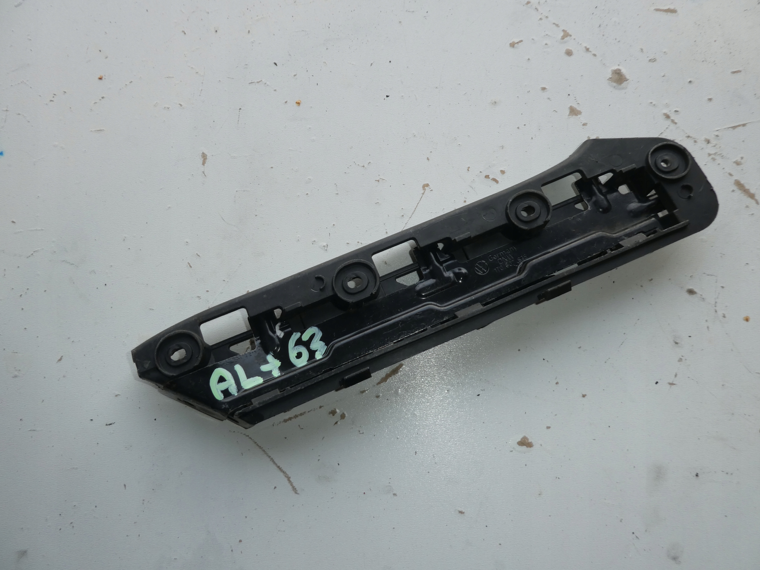 VW TOURAN and 03R bumper bracket front 1T0807935