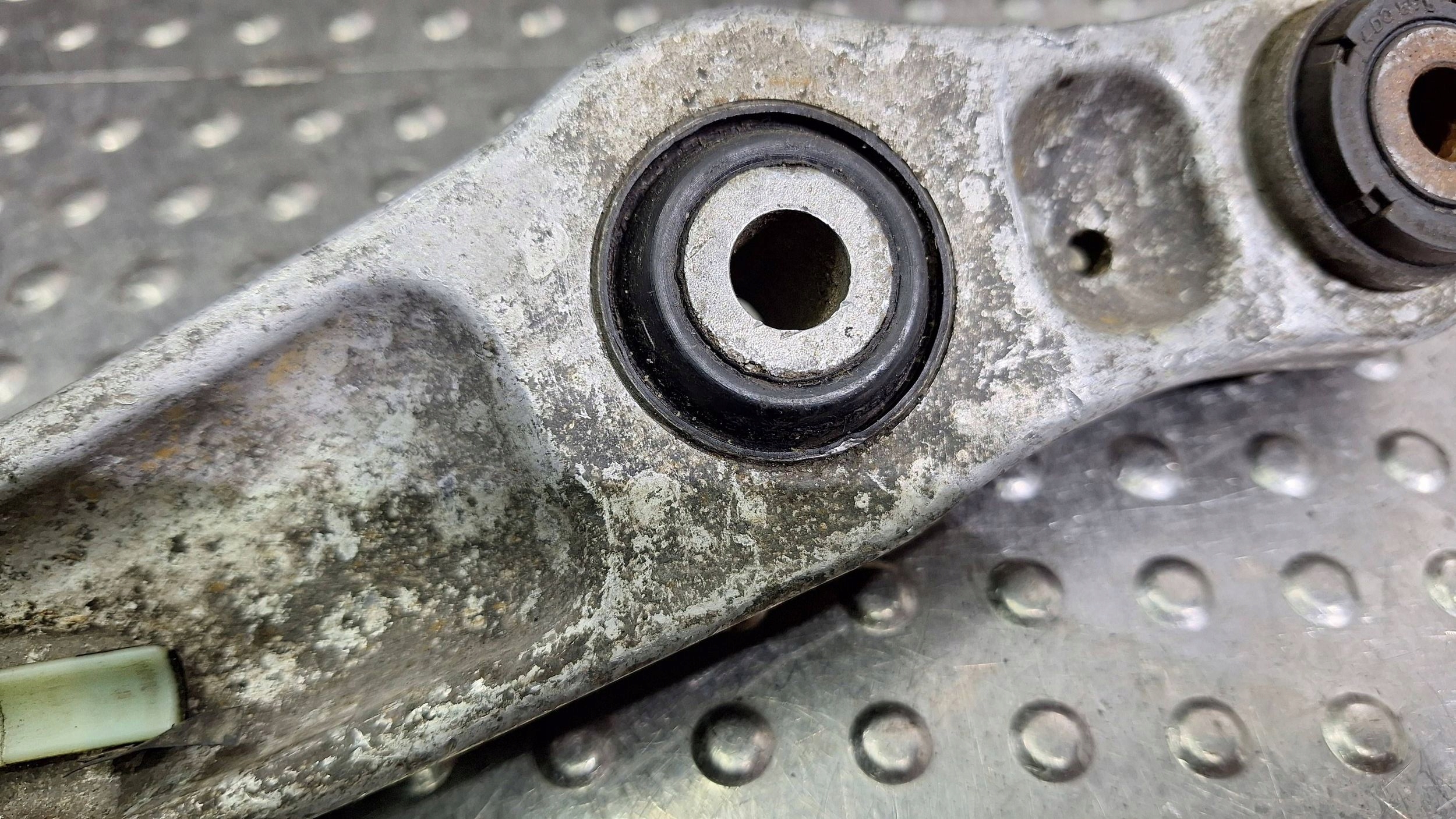 arm left rear part 4D0505323F AUDI A8 D2