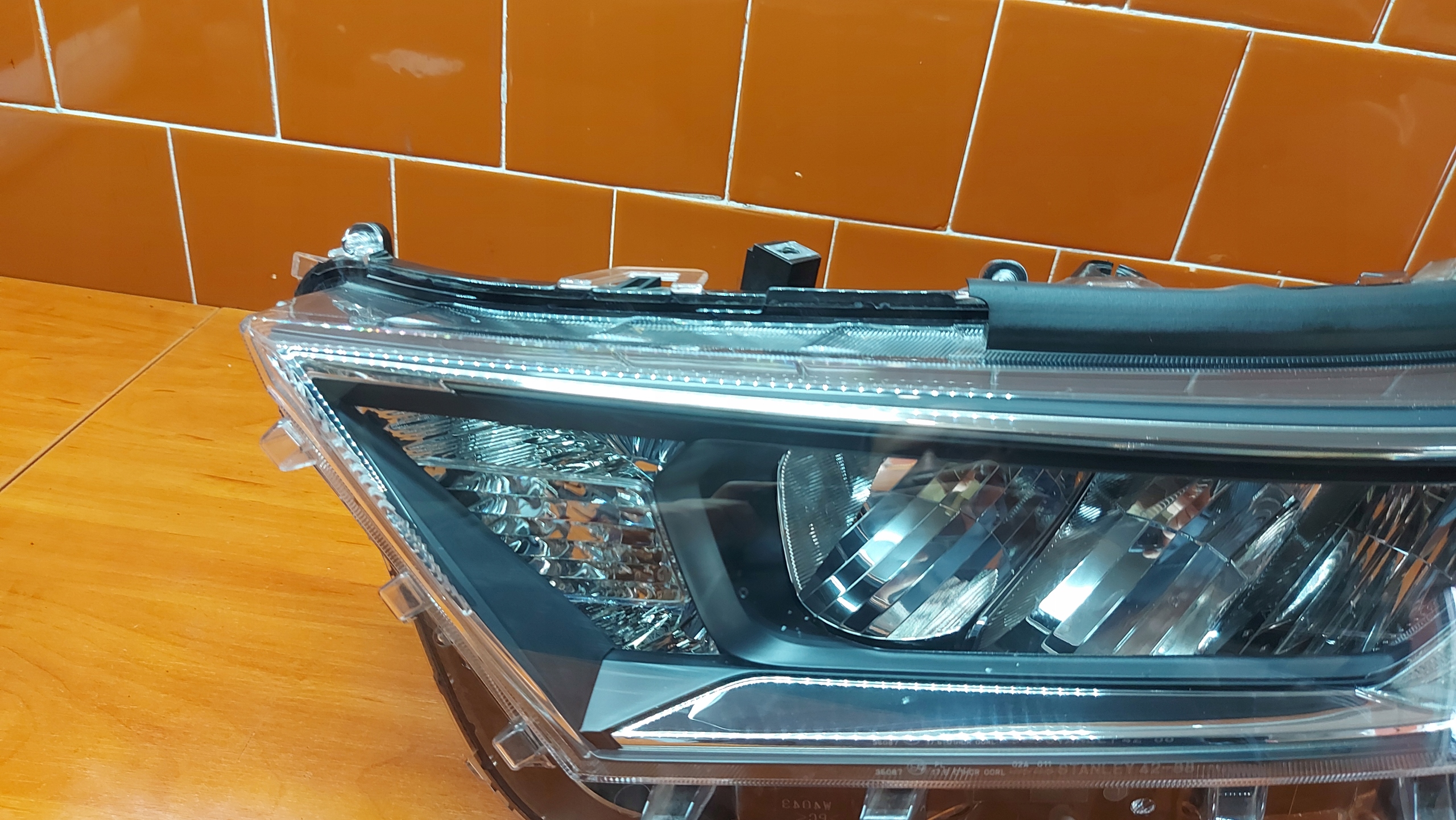 REFLEKTOR light left left front TOYOTA RAV4 V 18