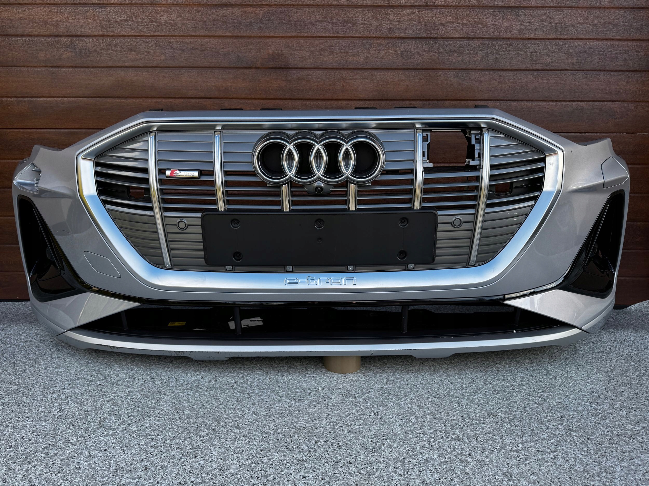 AUDI E-TRON 4KE ZDERZAK PRZÓD ORYGINALNY KOMPLETNY KAMERA Strona zabudowy przód