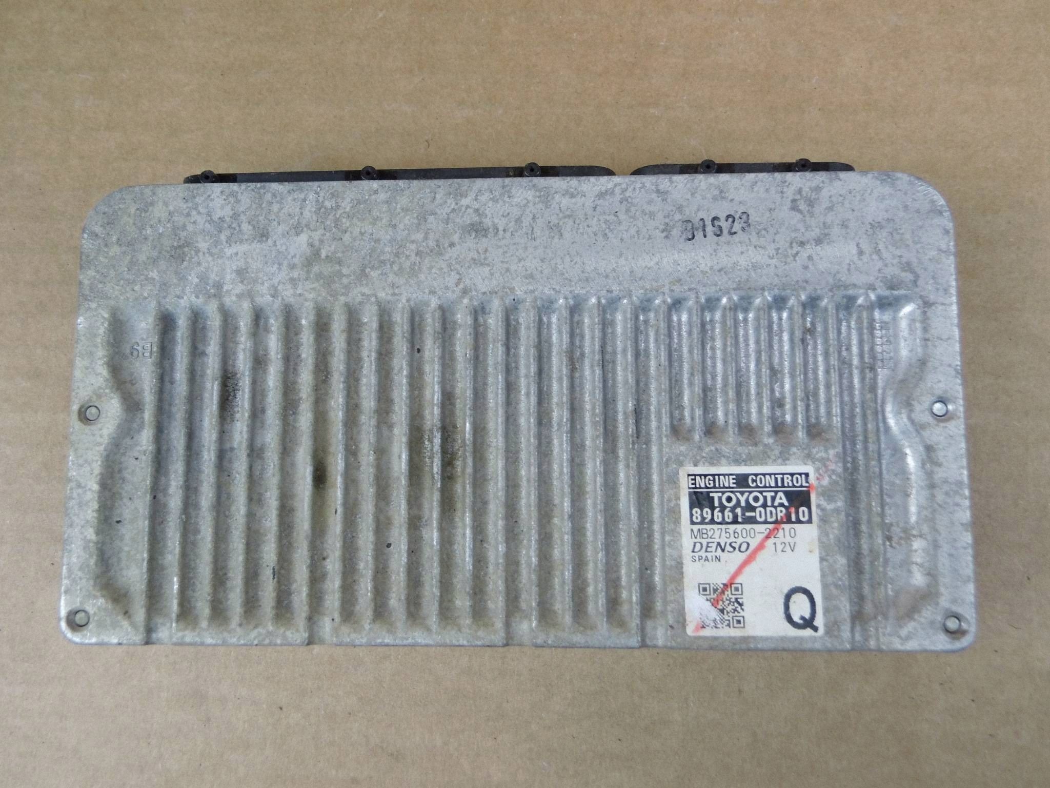 Toyota Yaris III 1.3 petrol module computer control unit of the engine 89661-0DR10