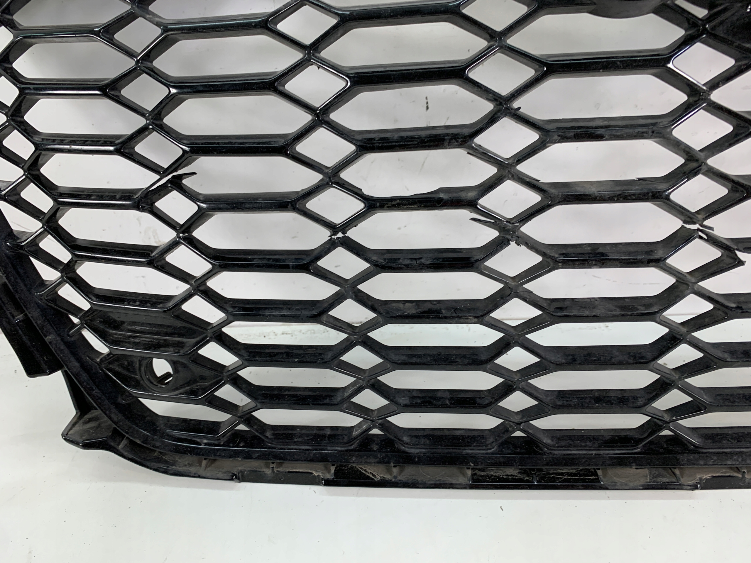 AUDI RS4 B9 LIFT MASKA ISPOD KAMERE 8W0853651BF