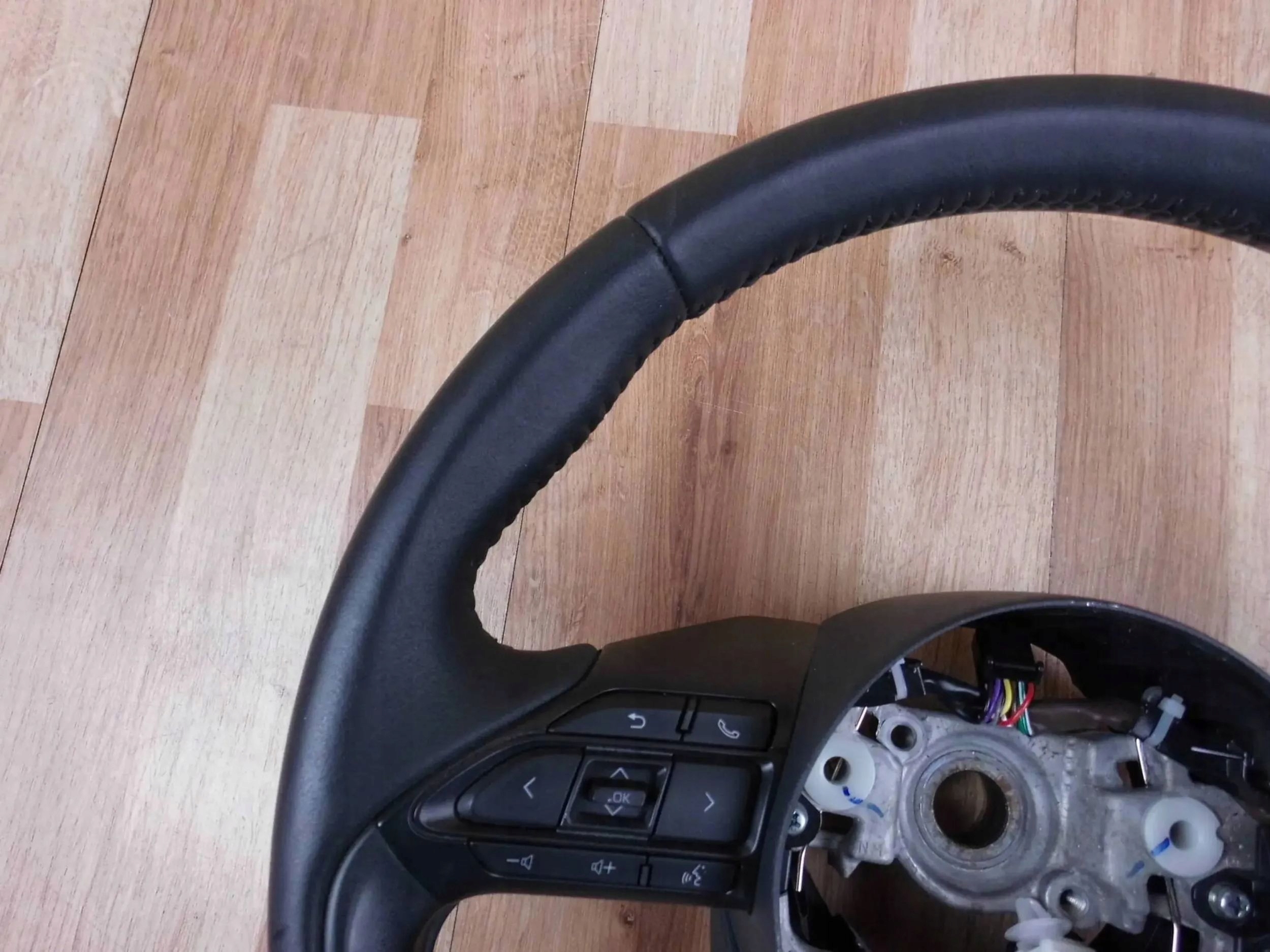 Toyota Yaris IV 2020+ lenkrad multifunkcja Leder