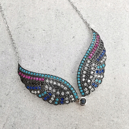 Okřídlený náhrdelník s barevnými kameny