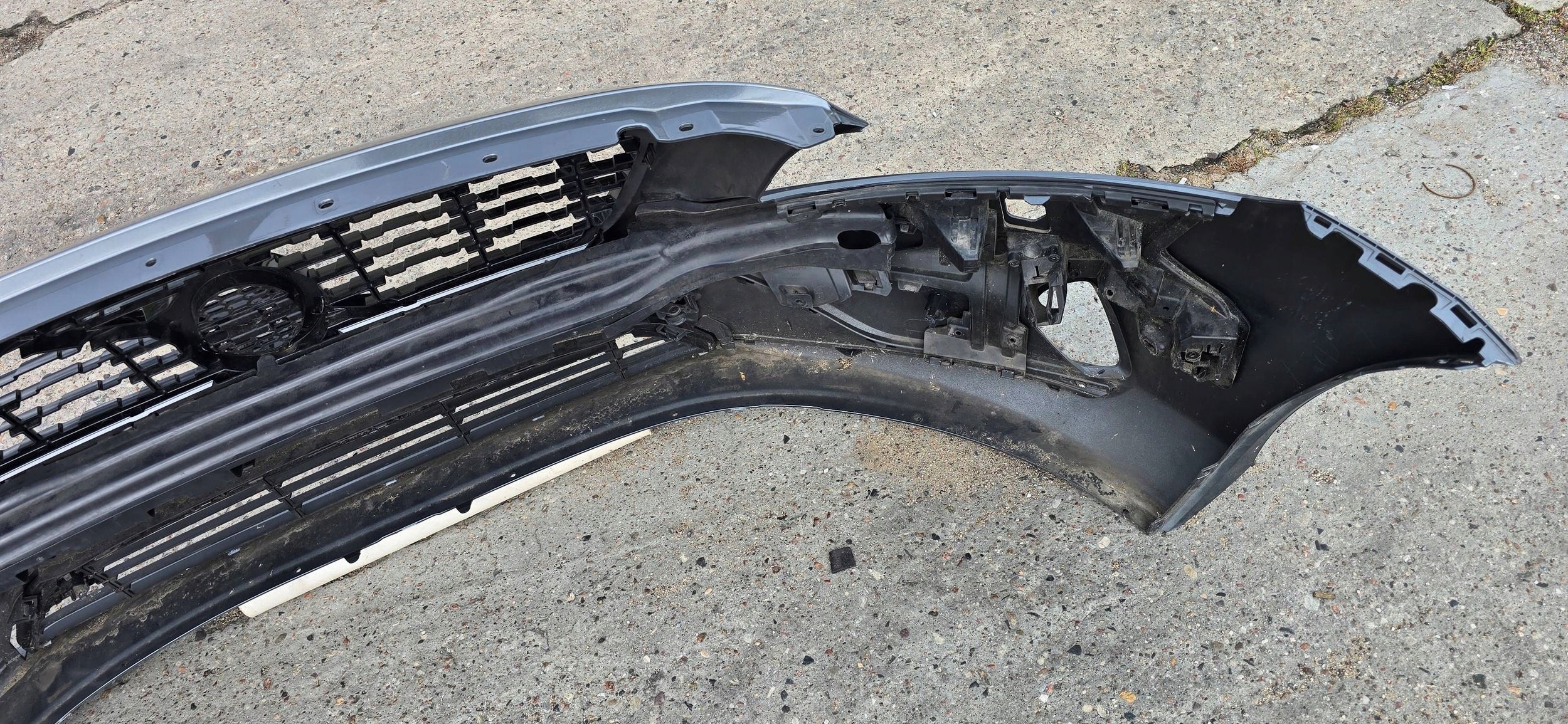 Volvo V40 predok nárazník predný