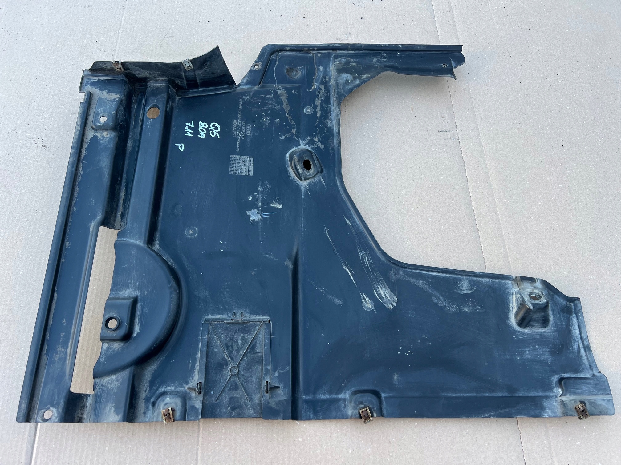AUDI Q5 80A Blende Abdeckung abdeckung des Bodens Unterfahrschutz rechts 80A825216A