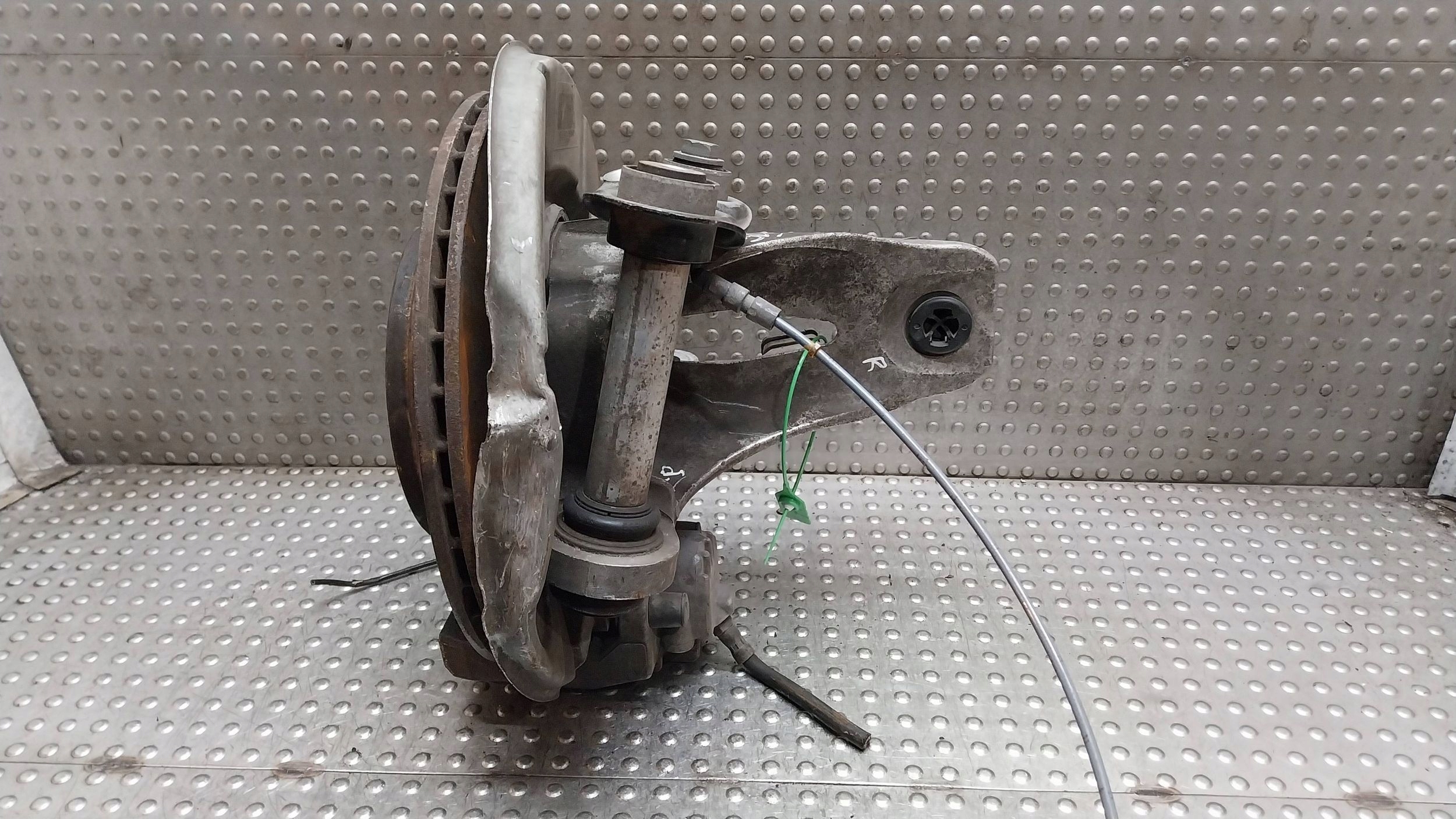 otoč čepu pravý záď 6770924 BMW E61