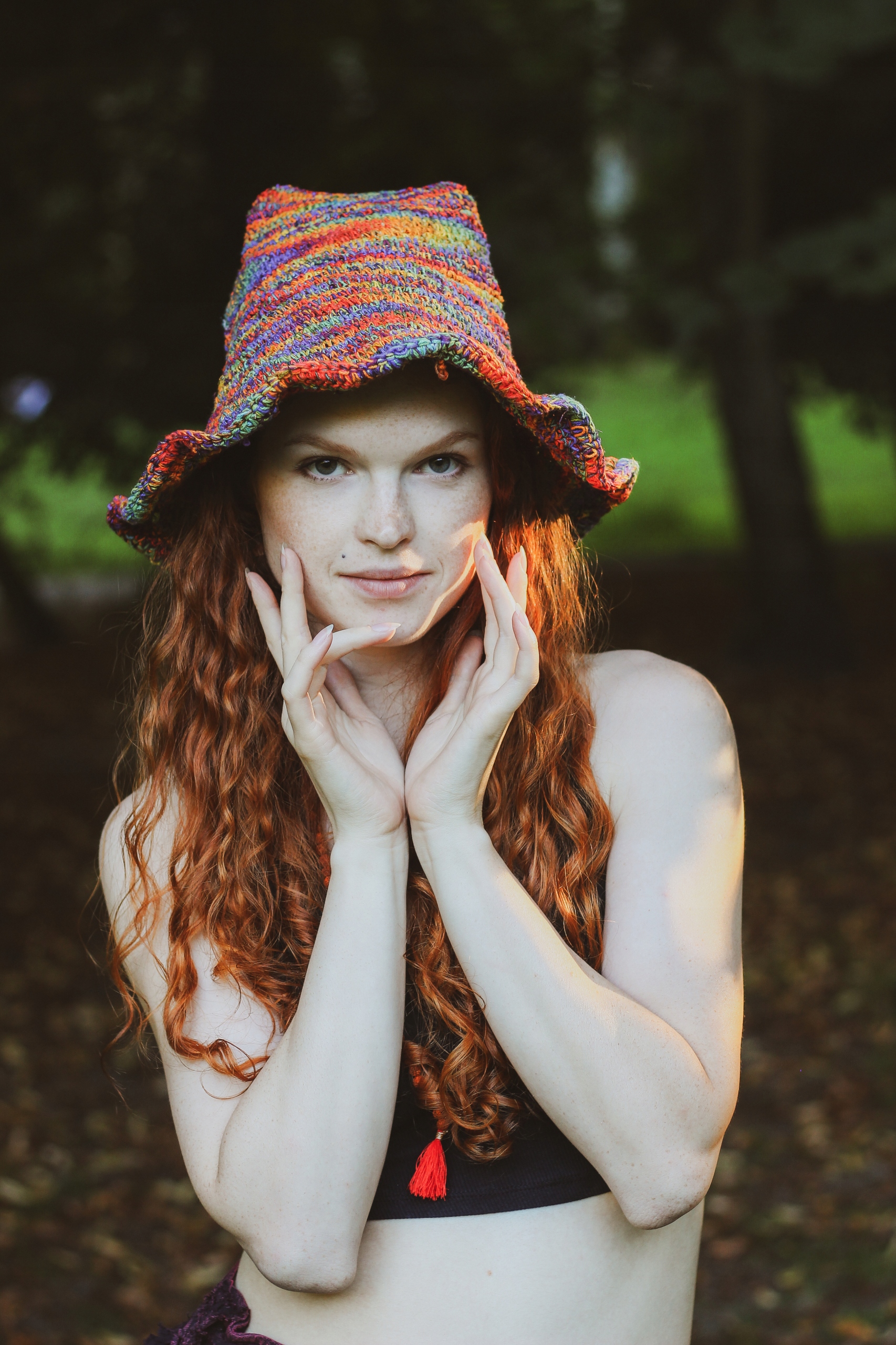 Konopná háčkovaná čepice tiára čepice, elfská duhová špičatá